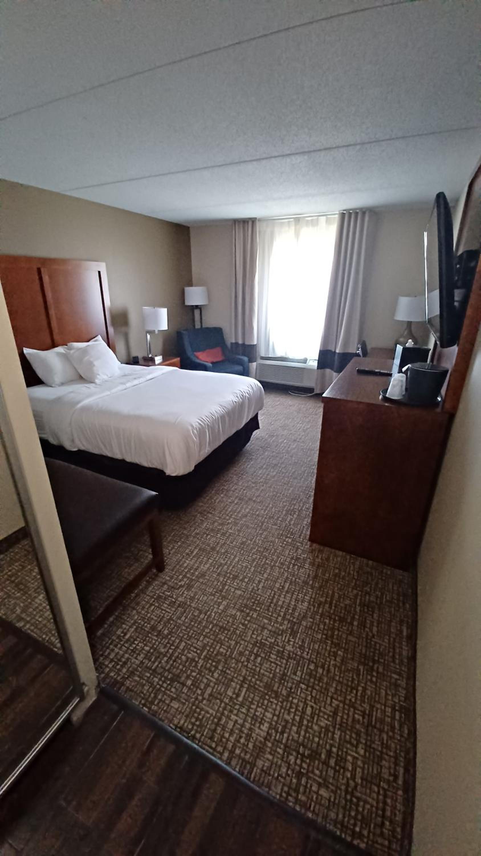 1 Queen Bed, Mobility Accessible Room, Bathtub w/ Grab Bars, Non-Smoking - Photo 1