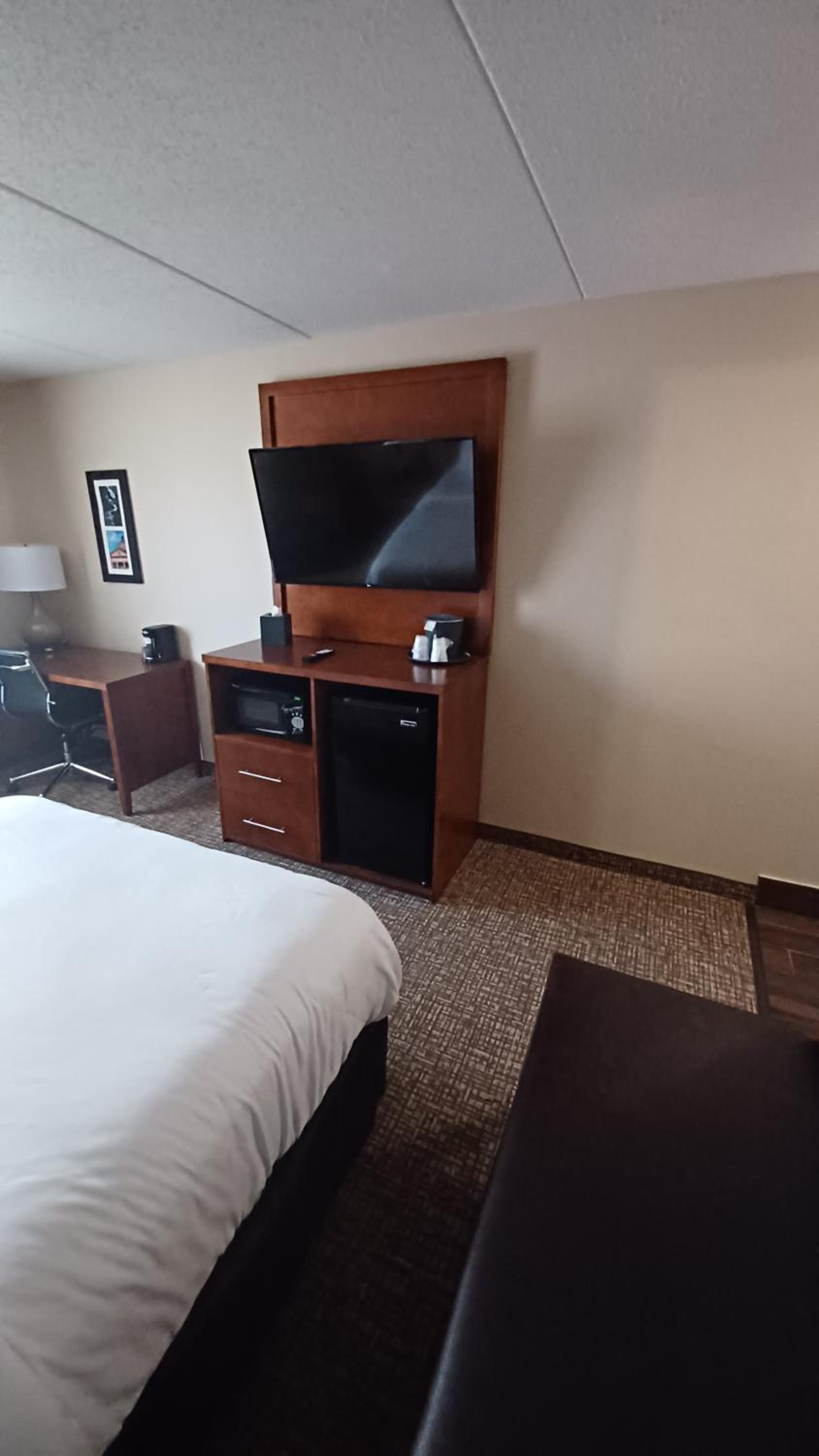 1 Queen Bed, Mobility Accessible Room, Bathtub w/ Grab Bars, Non-Smoking - Photo 2
