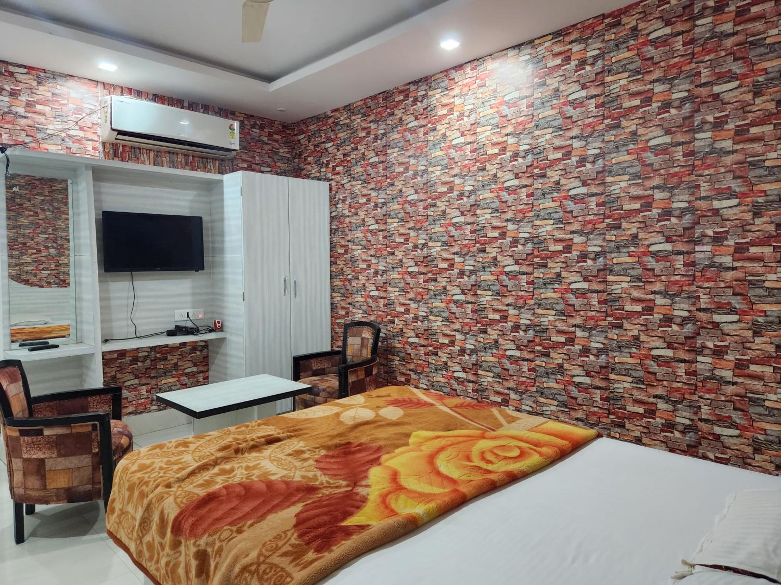 Deluxe Double Room with Bath photo 1