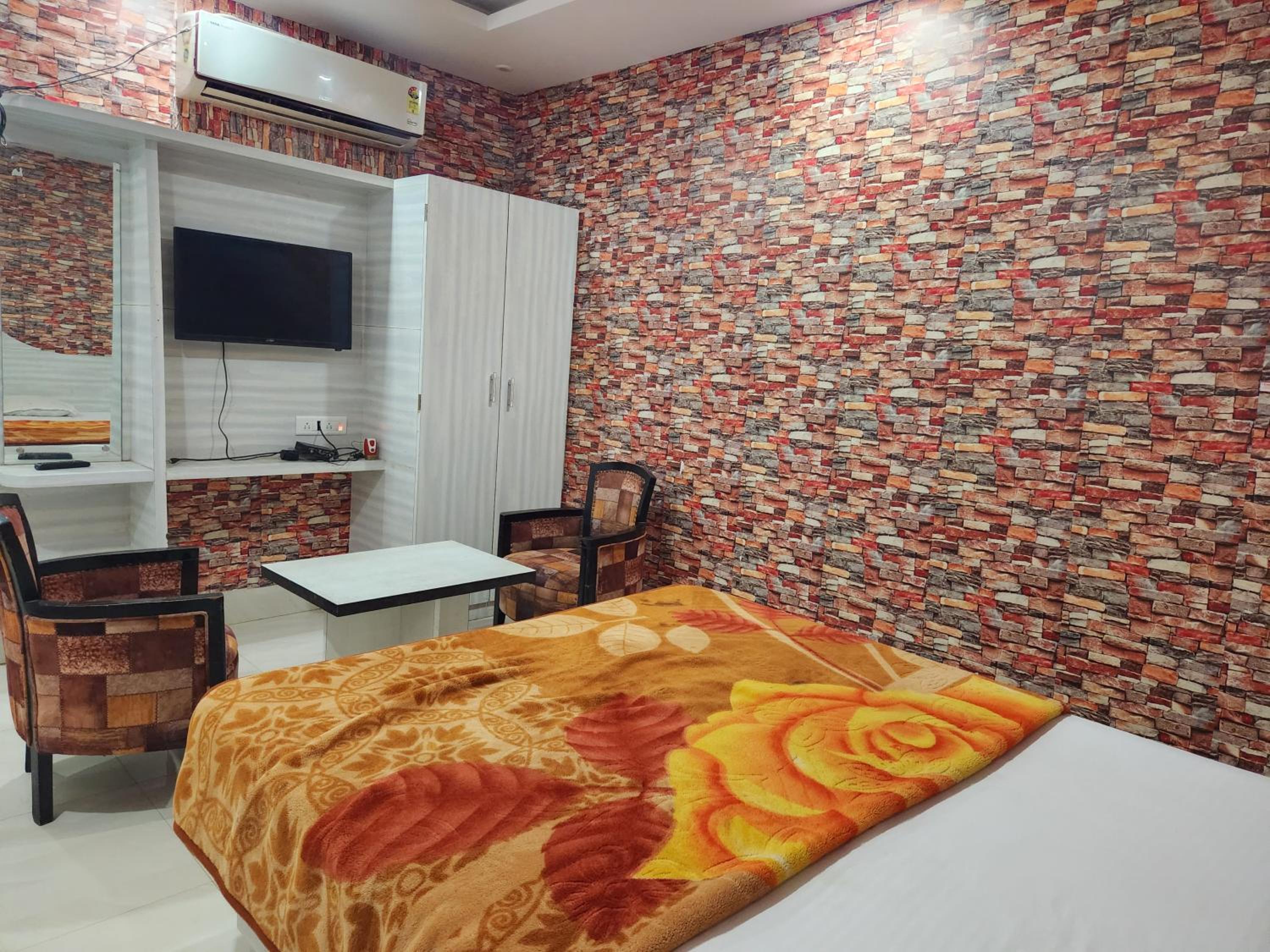 Deluxe Double Room with Bath photo 2
