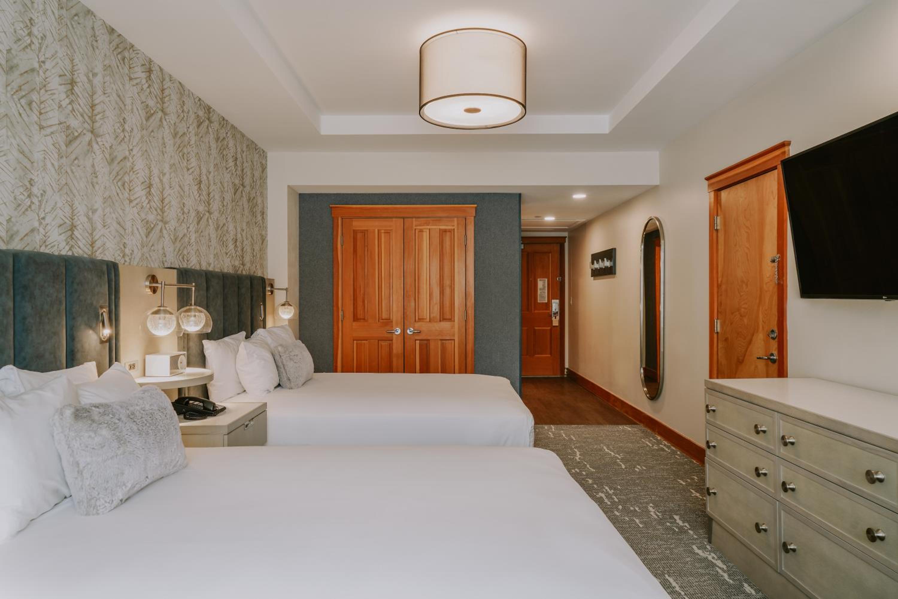 Queen Room with Two Queen Beds - Photo 7