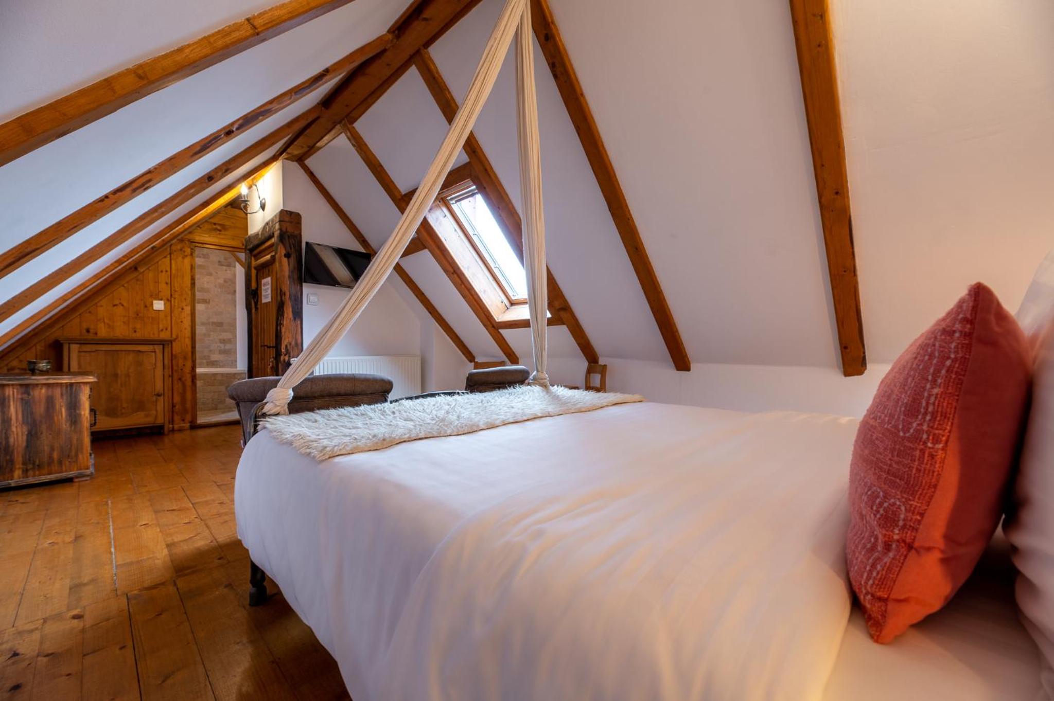 Standard Double Room with Canopy - Attic - Photo 4