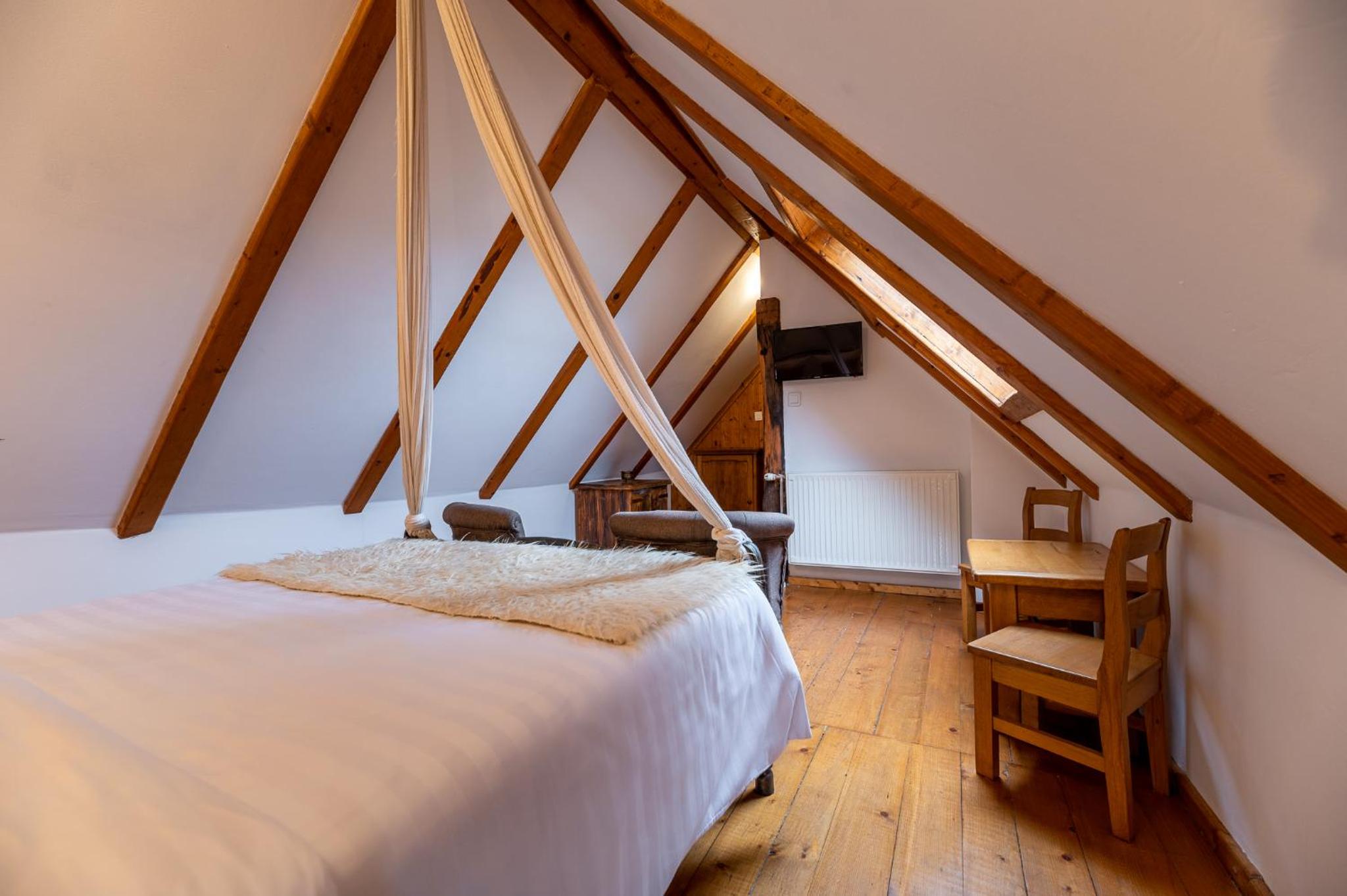 Standard Double Room with Canopy - Attic - Photo 8