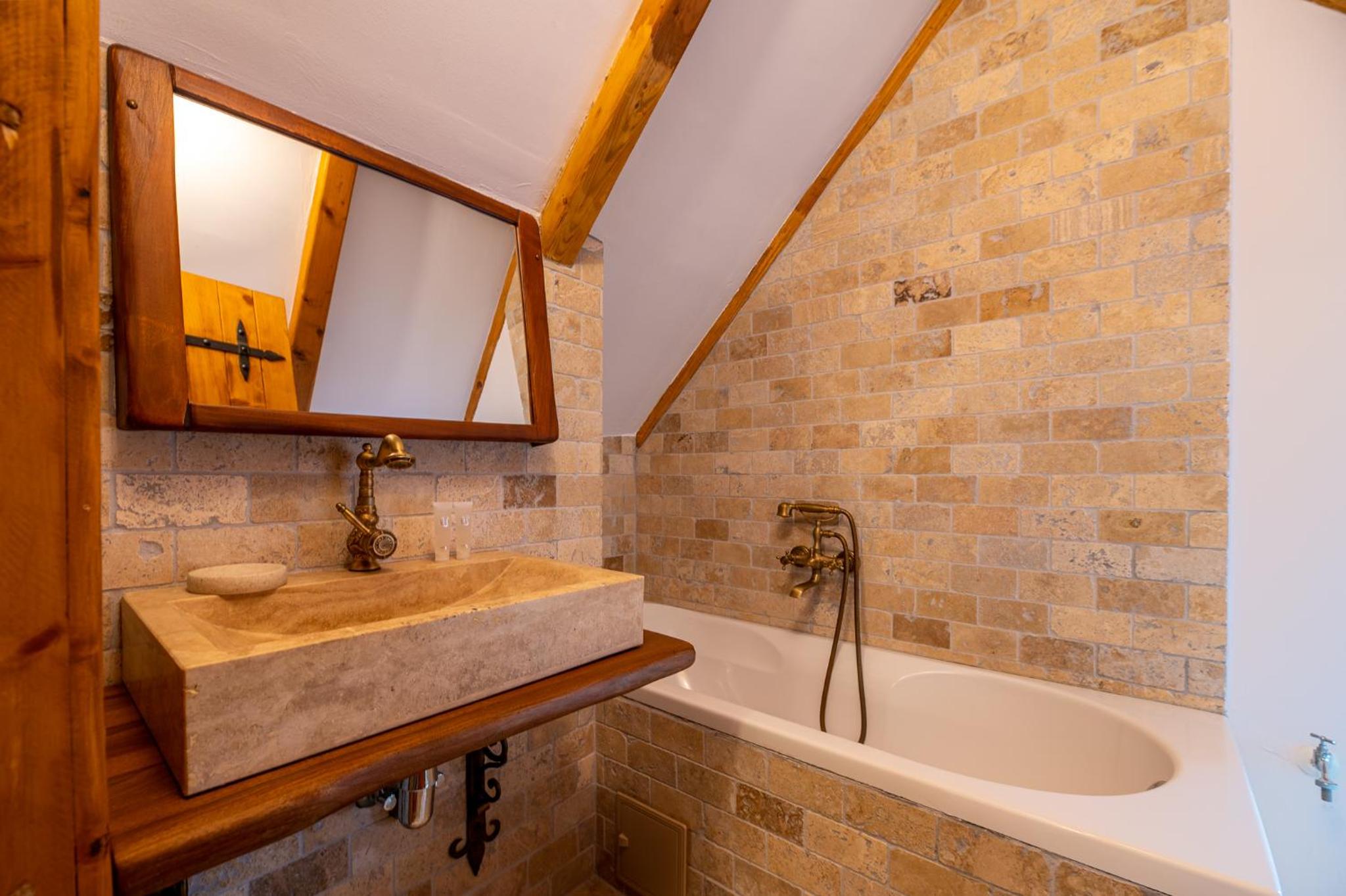 Standard Double Room with Canopy - Attic - Photo 14
