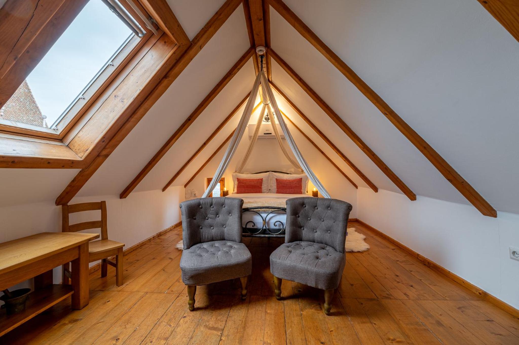 Standard Double Room with Canopy - Attic - Photo 11