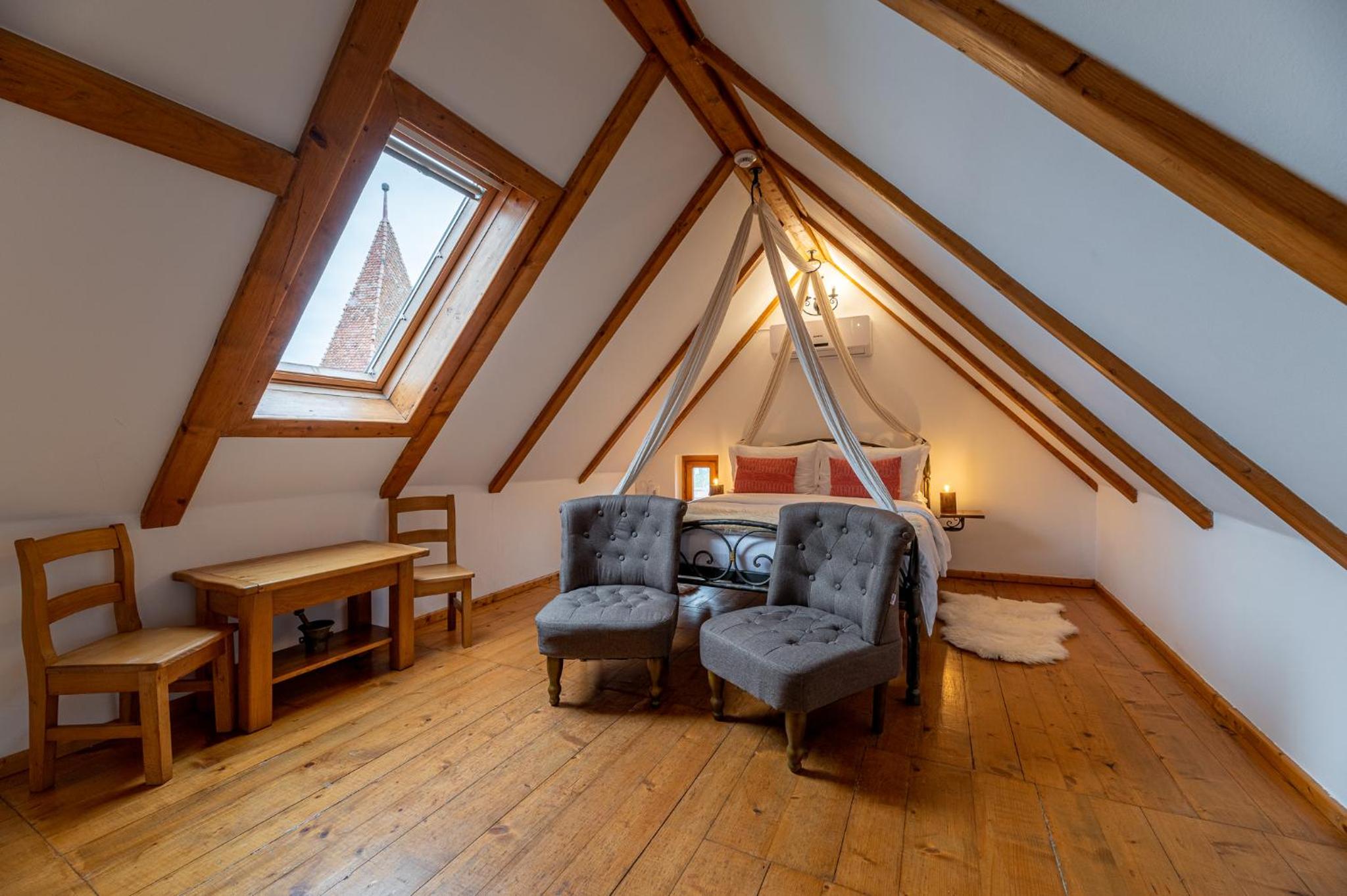 Standard Double Room with Canopy - Attic - Photo 1