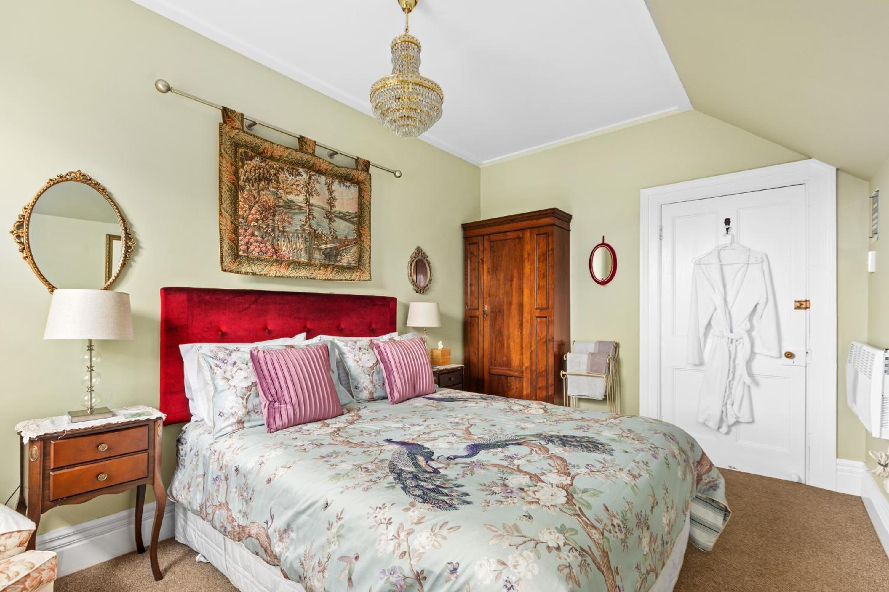 Queen Room with Garden View - Photo 2