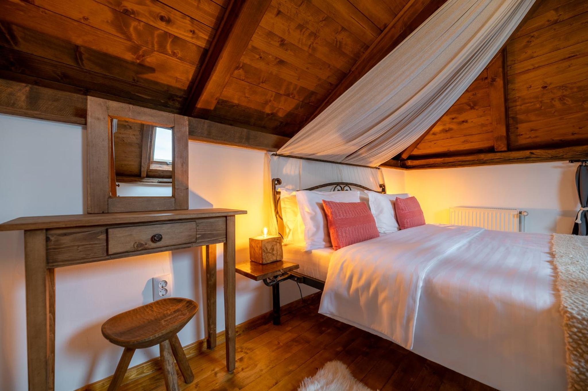 Deluxe Double Room with Canopy - Attic - Photo 11