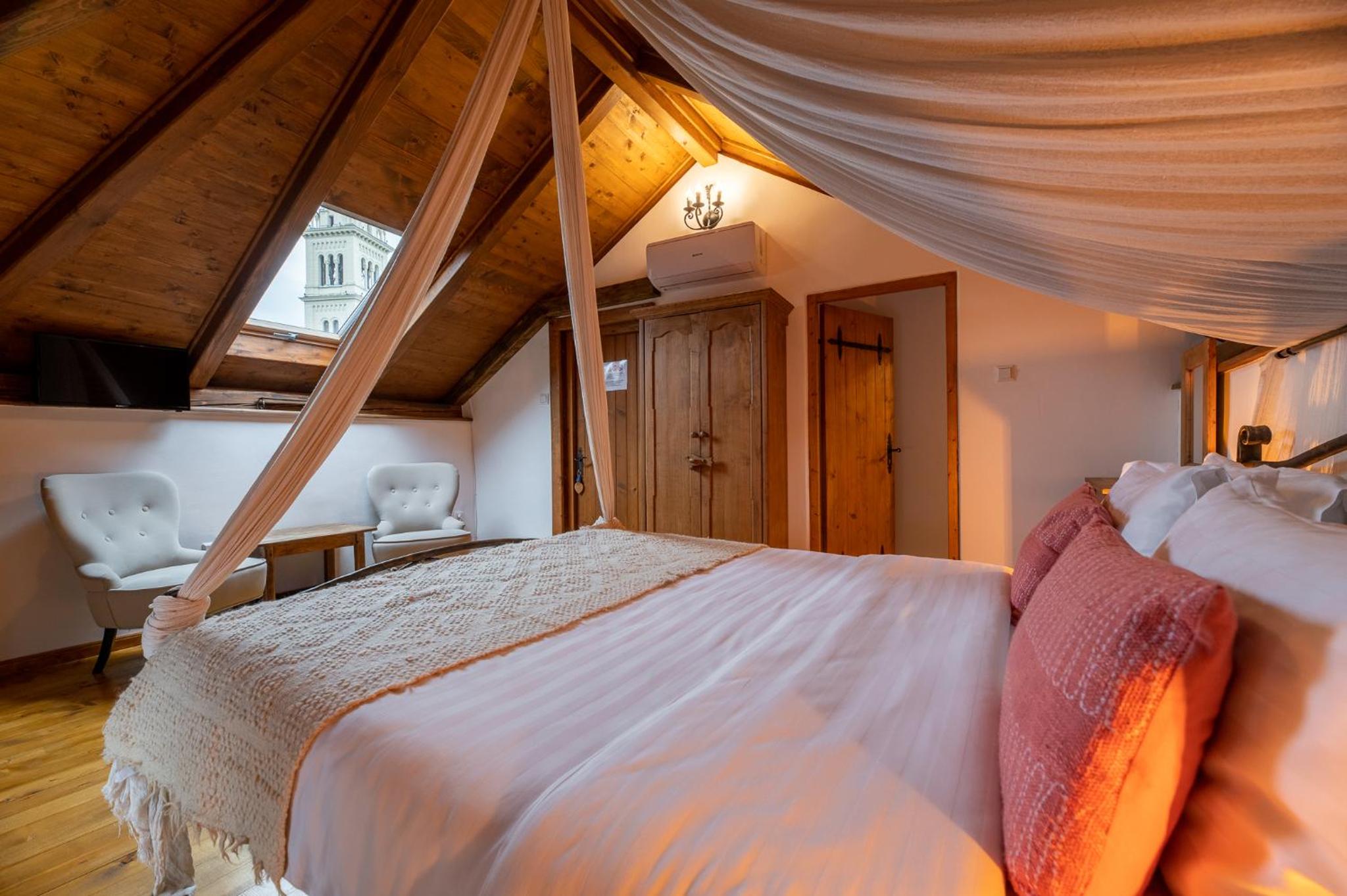 Deluxe Double Room with Canopy - Attic - Photo 3