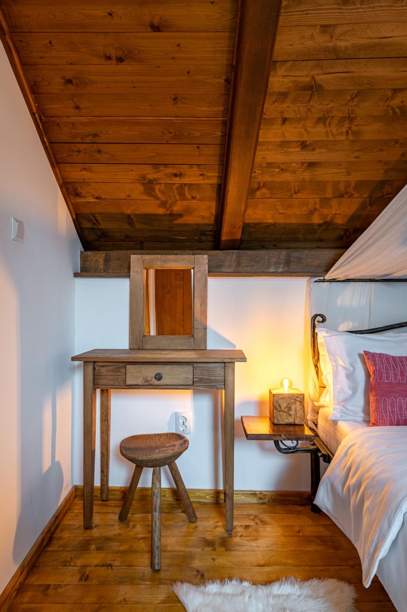 Deluxe Double Room with Canopy - Attic - Photo 2