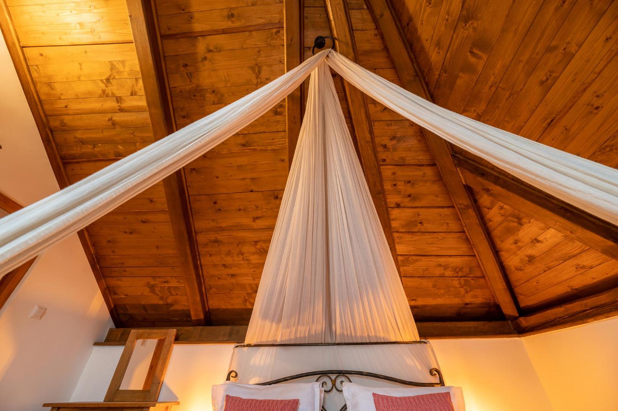 Deluxe Double Room with Canopy - Attic - Photo 9