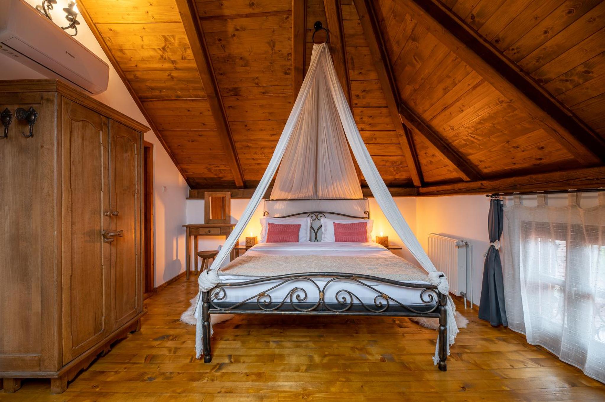 Deluxe Double Room with Canopy - Attic - Photo 1