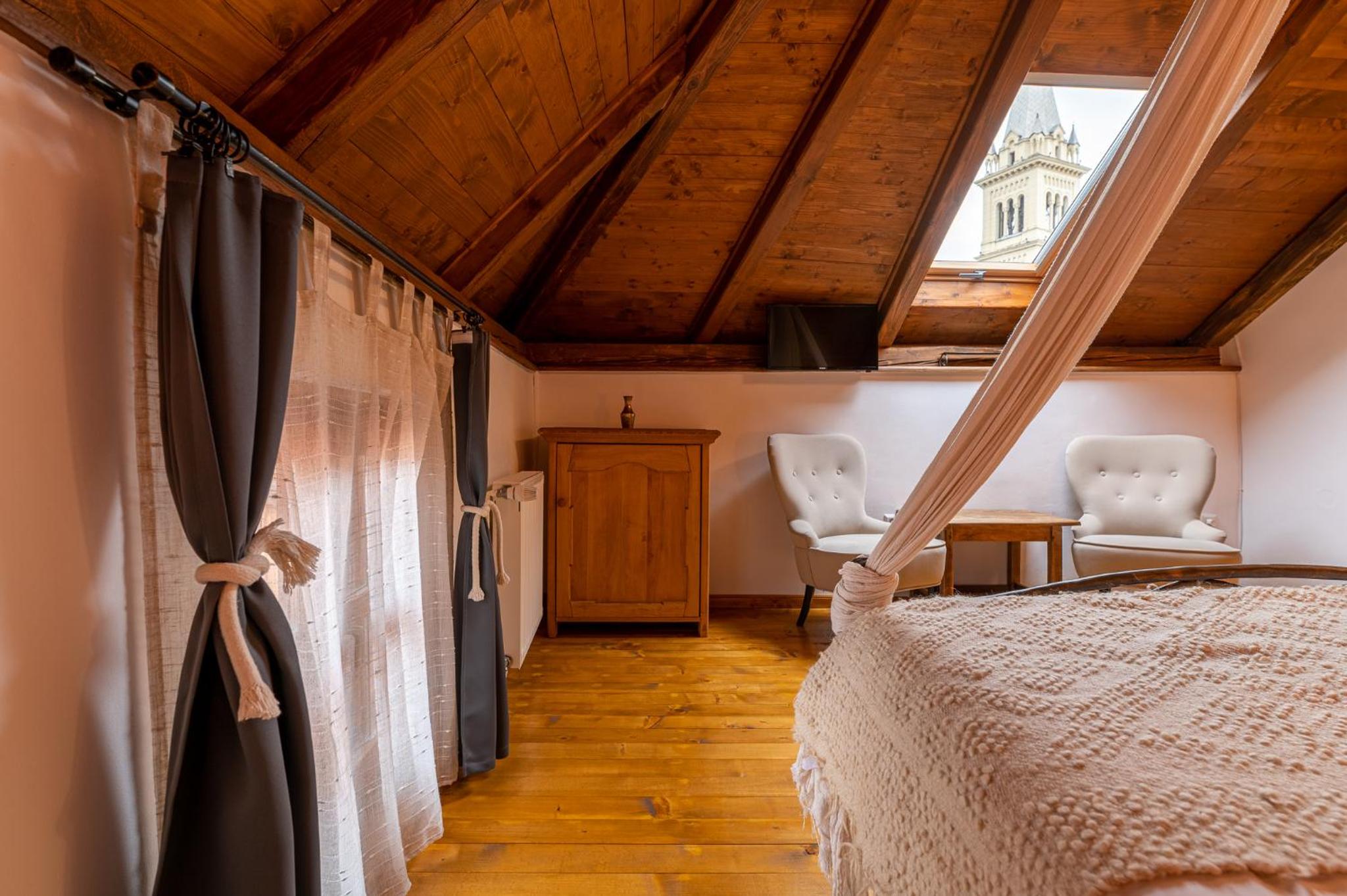 Deluxe Double Room with Canopy - Attic - Photo 14