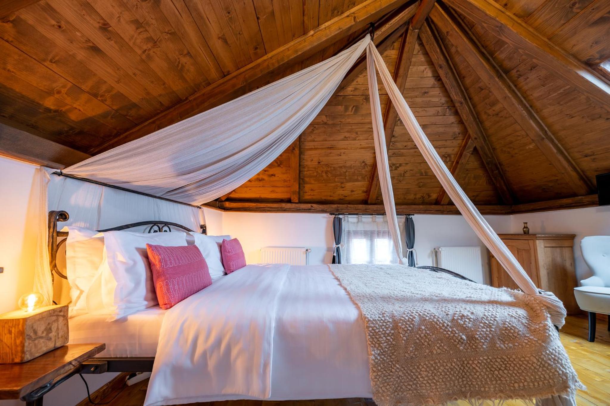 Deluxe Double Room with Canopy - Attic - Photo 13