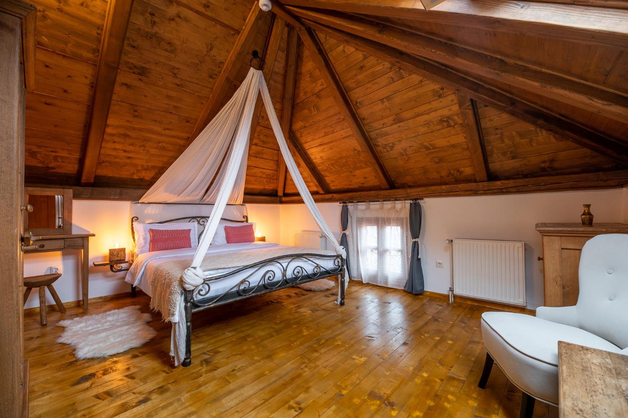 Deluxe Double Room with Canopy - Attic - Photo 10