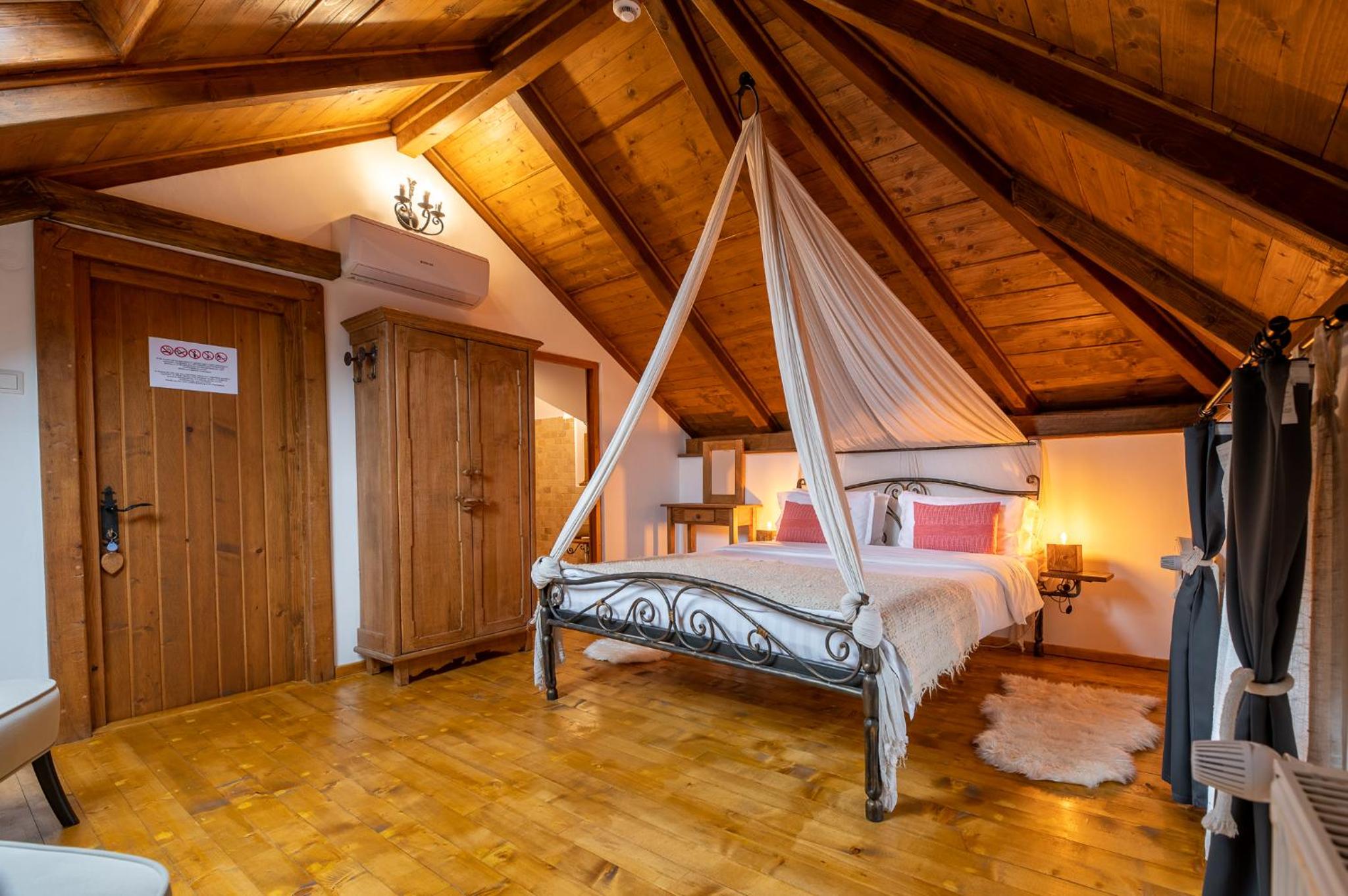 Deluxe Double Room with Canopy - Attic - Photo 15