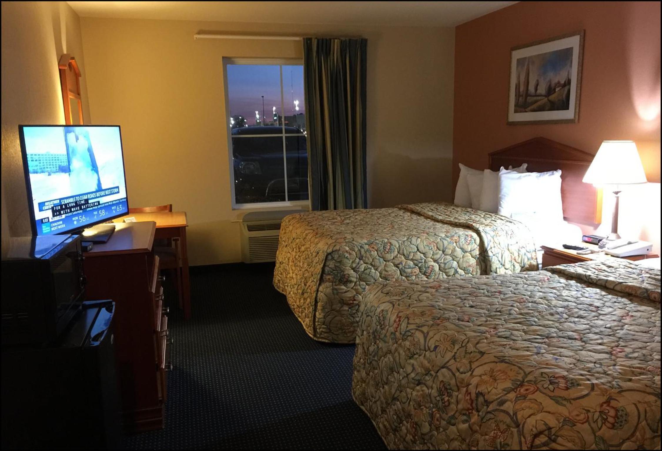 Queen Room with Two Queen Beds - Non-Smoking - Photo 3