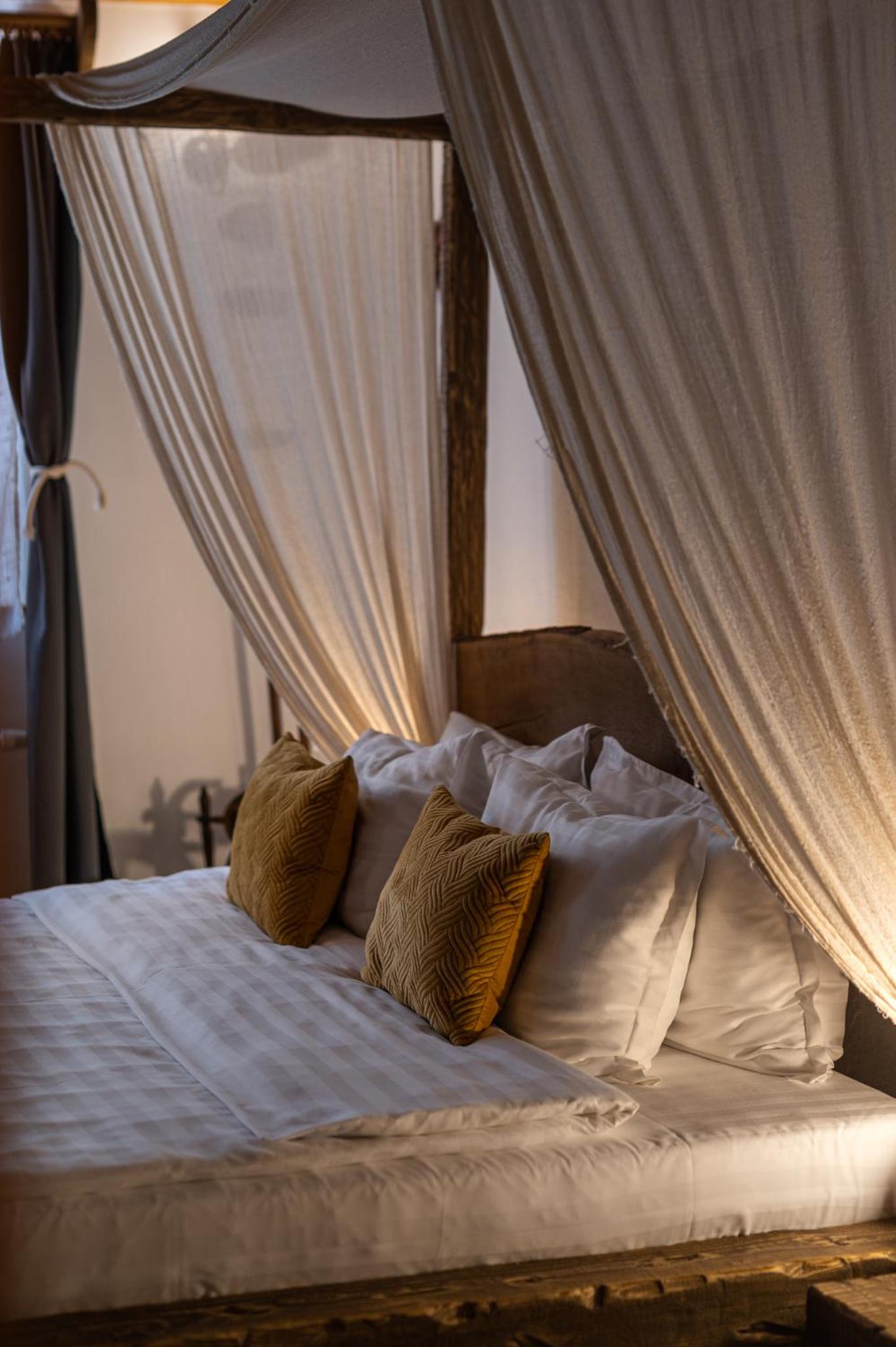 Deluxe Double Room with Canopy (2 Adults + 1 Child) - Photo 21
