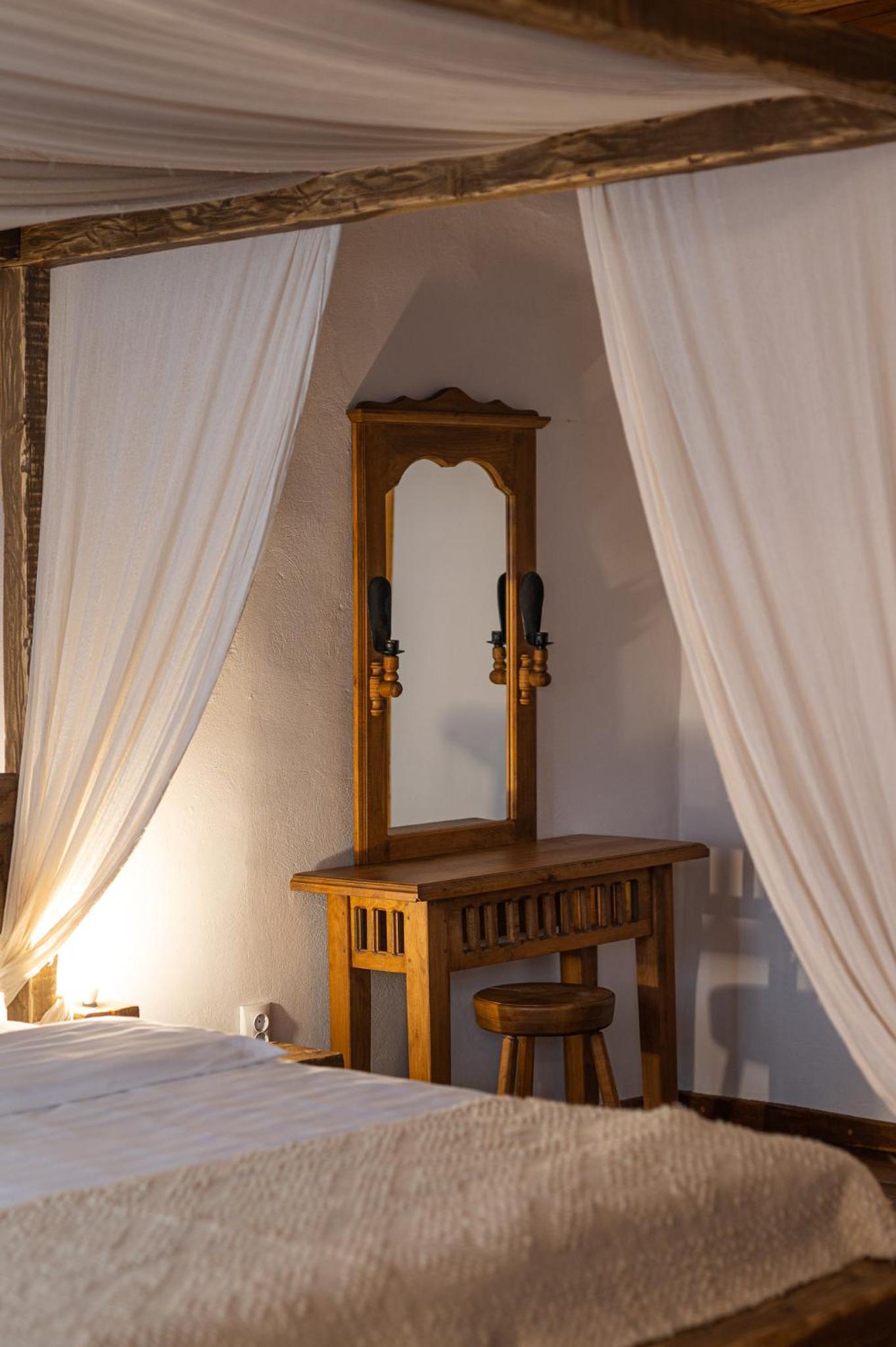 Deluxe Double Room with Canopy (2 Adults + 1 Child) - Photo 16