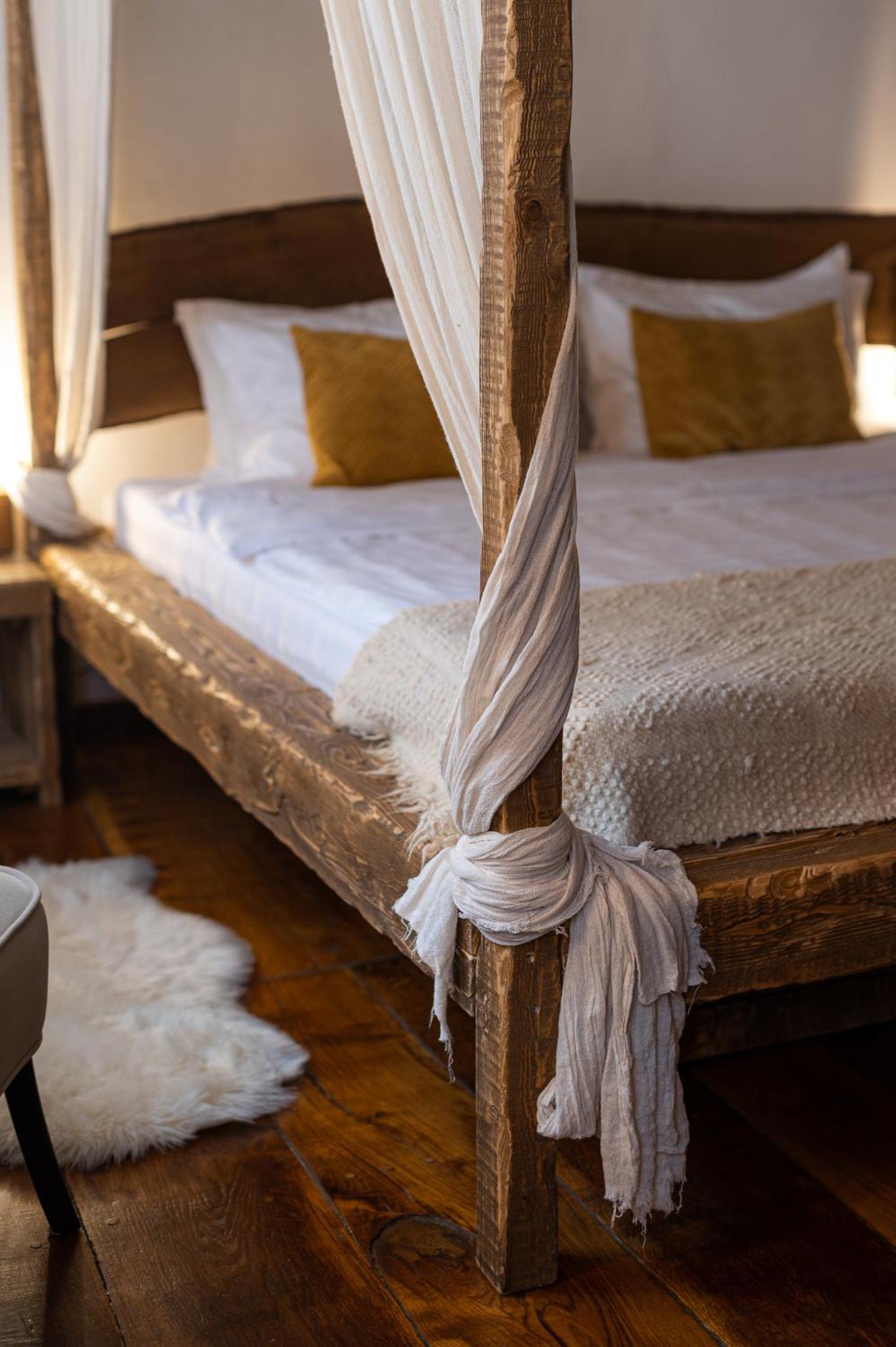 Deluxe Double Room with Canopy (2 Adults + 1 Child) - Photo 9
