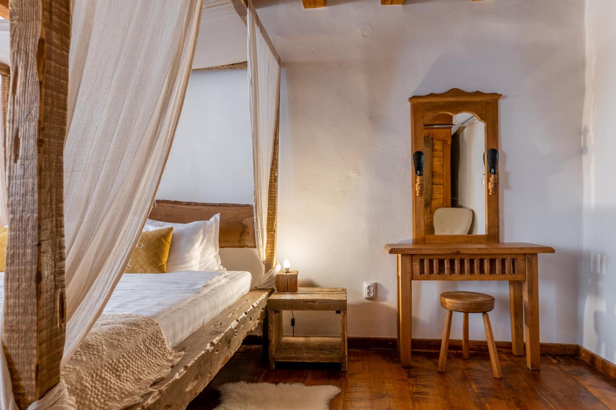 Deluxe Double Room with Canopy (2 Adults + 1 Child) - Photo 11