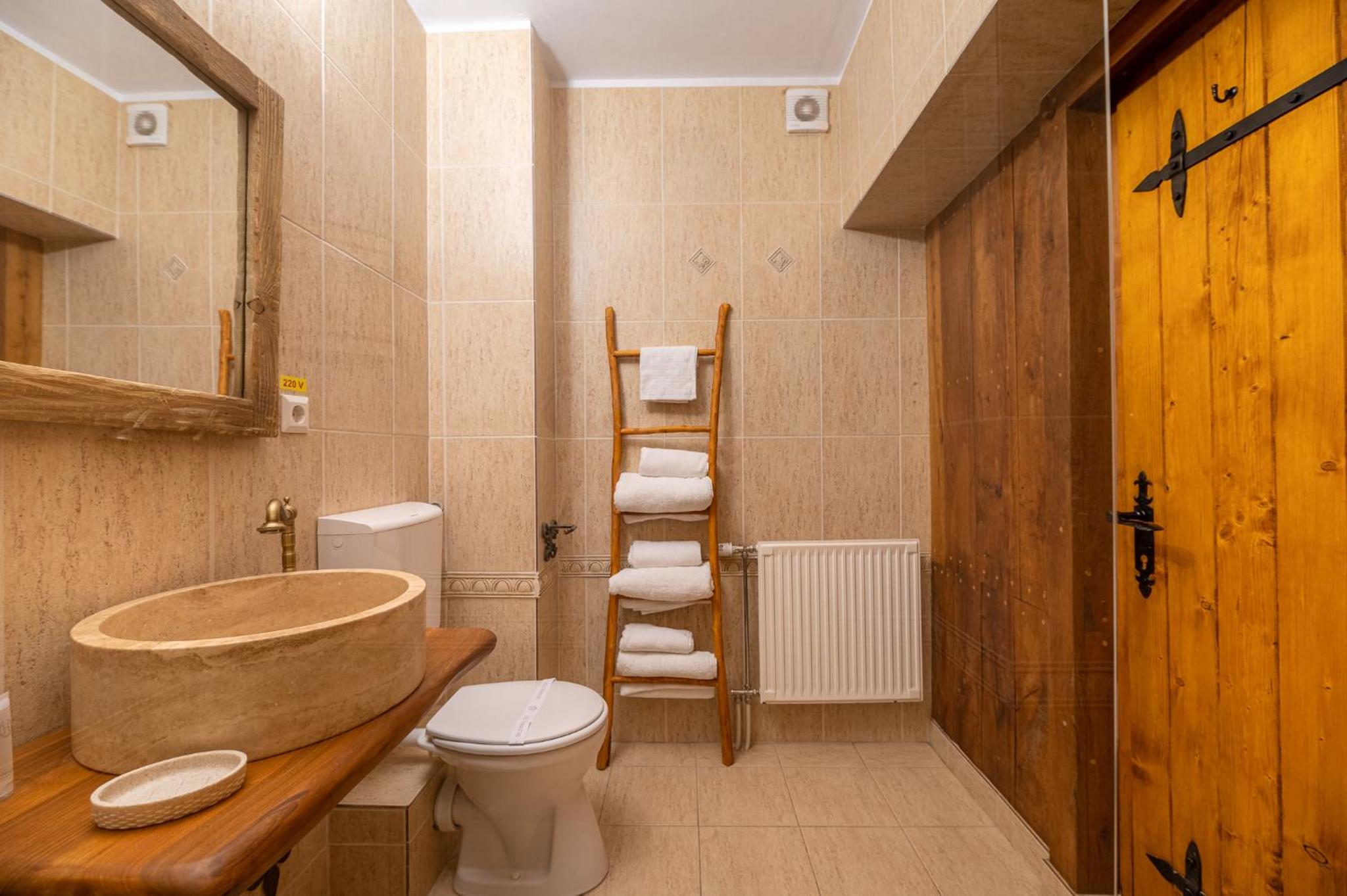 Deluxe Double Room with Canopy (2 Adults + 1 Child) - Photo 13