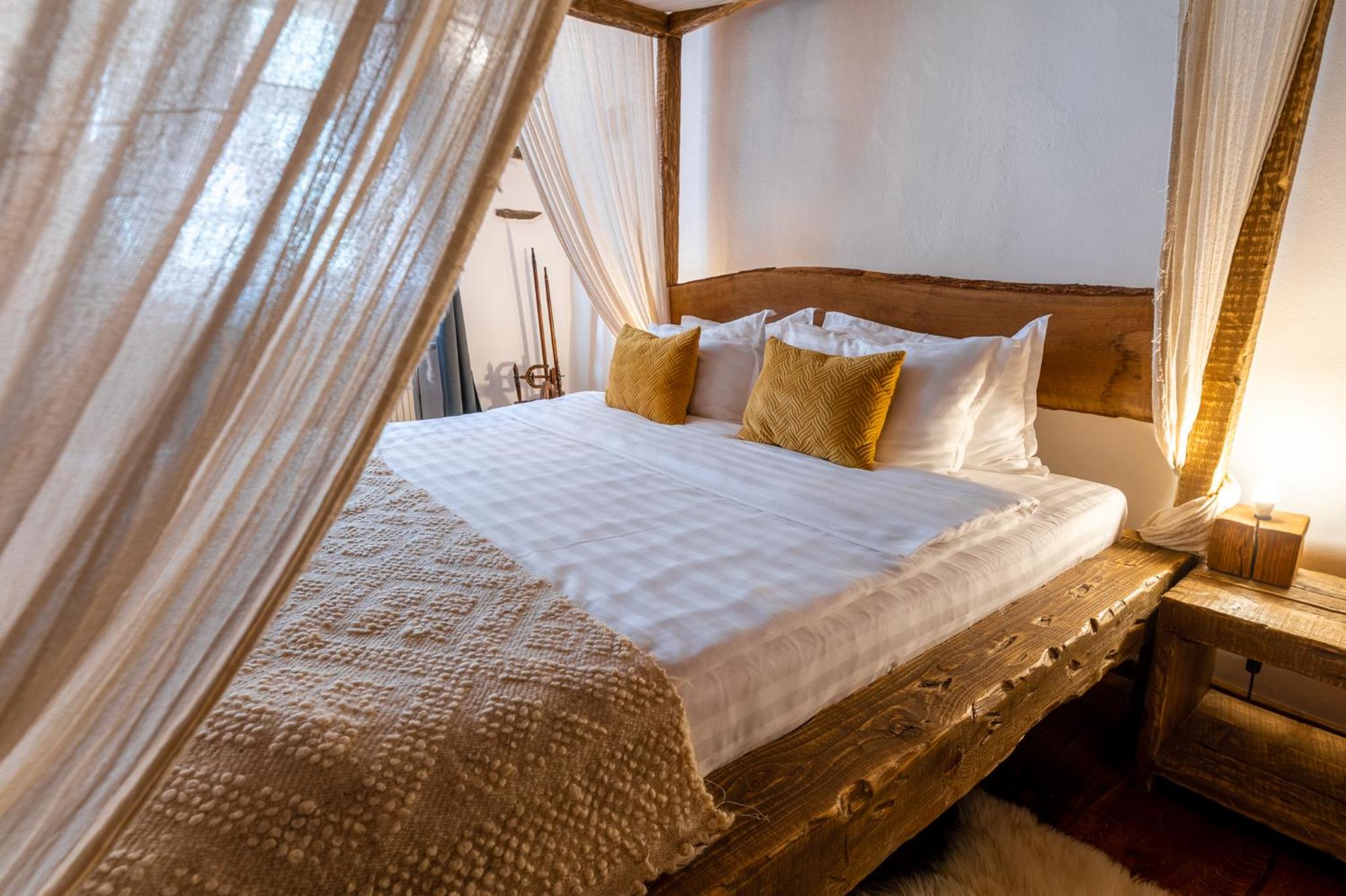 Deluxe Double Room with Canopy (2 Adults + 1 Child) - Photo 17