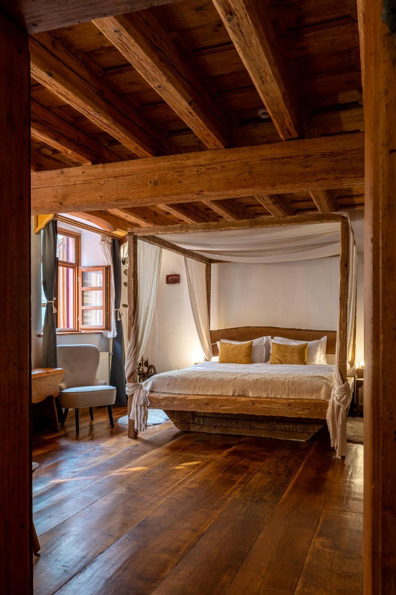 Deluxe Double Room with Canopy (2 Adults + 1 Child) - Photo 25