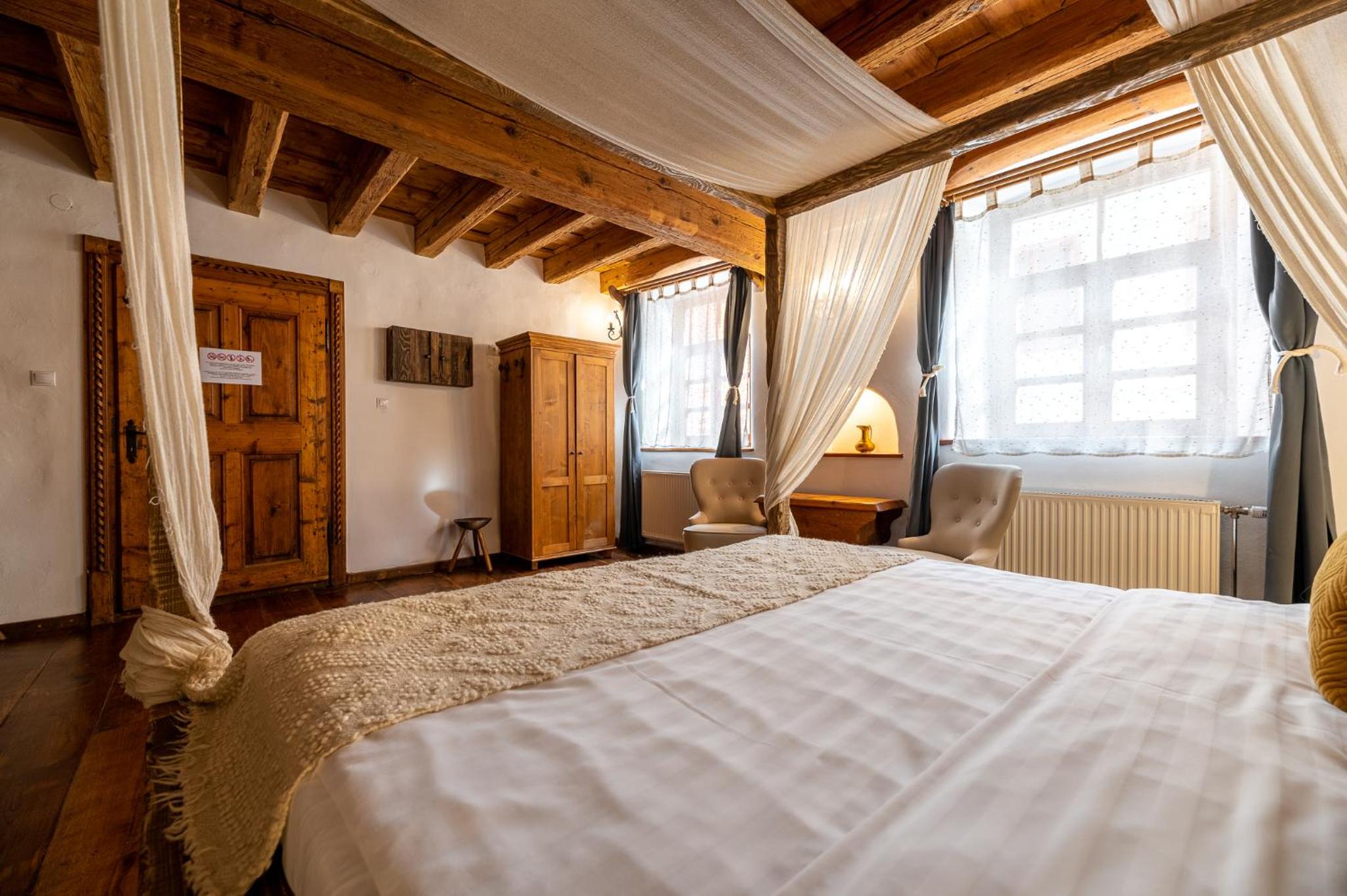 Deluxe Double Room with Canopy (2 Adults + 1 Child) - Photo 24