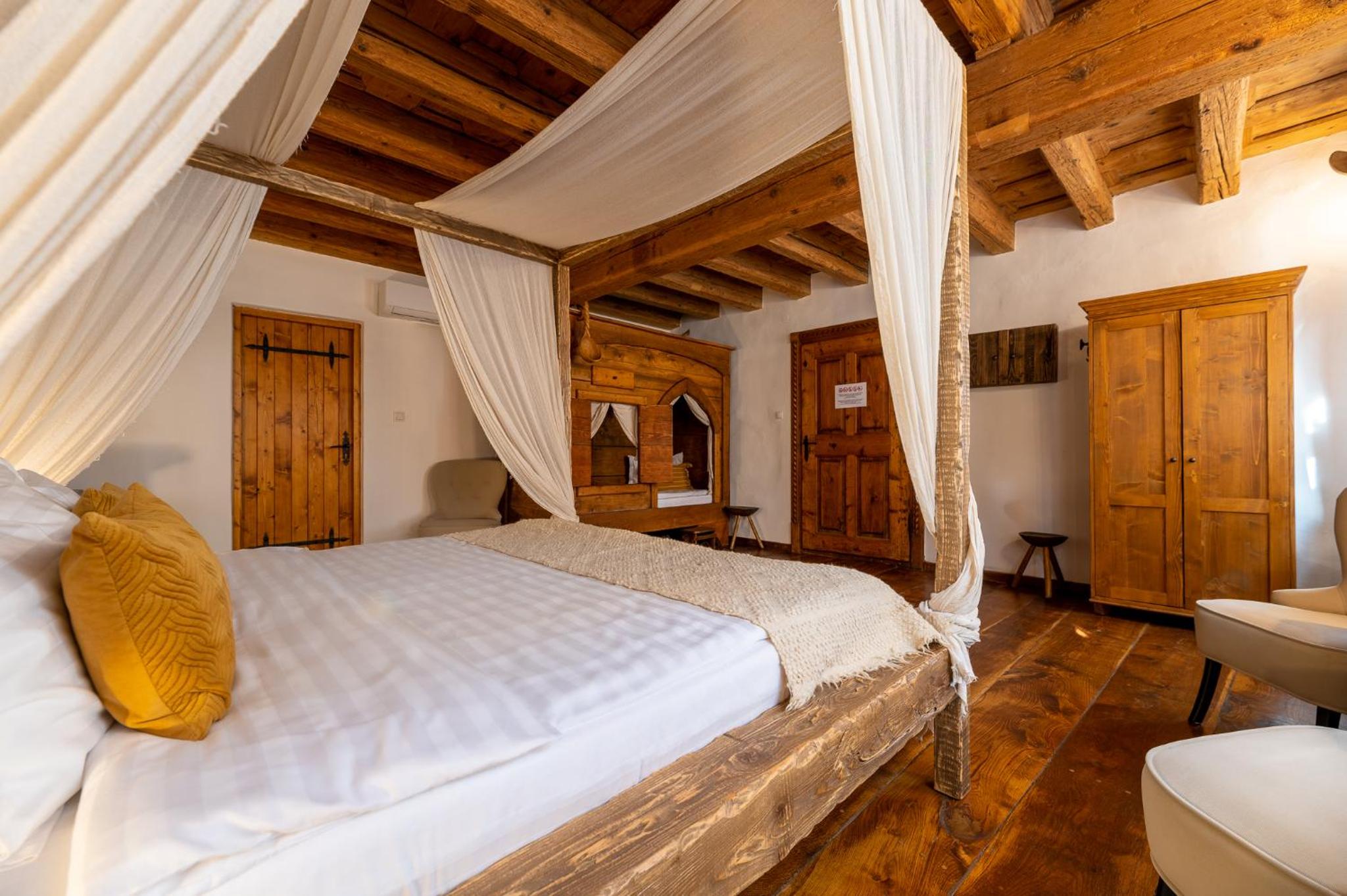 Deluxe Double Room with Canopy (2 Adults + 1 Child) - Photo 28