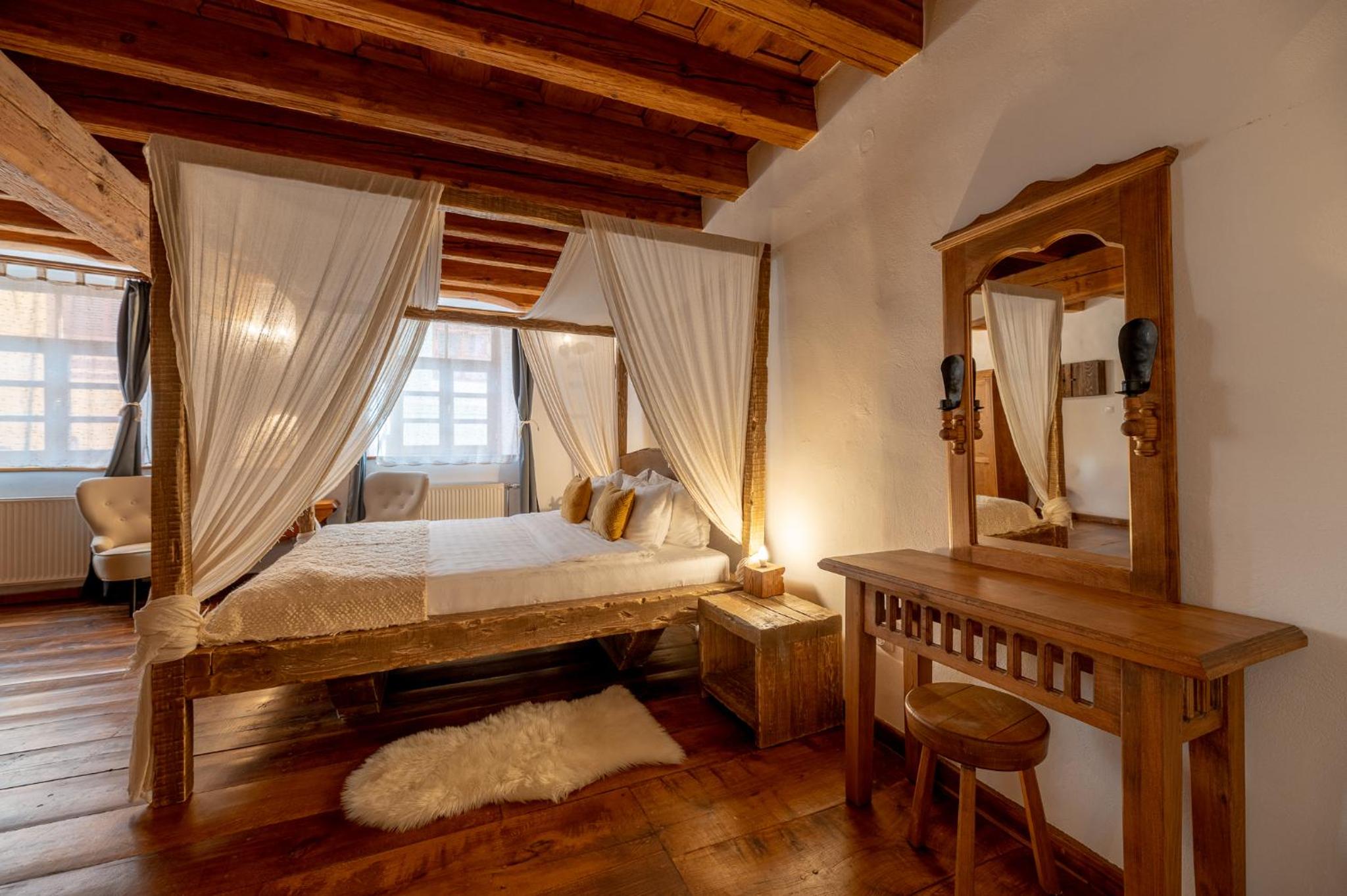 Deluxe Double Room with Canopy (2 Adults + 1 Child) - Photo 8