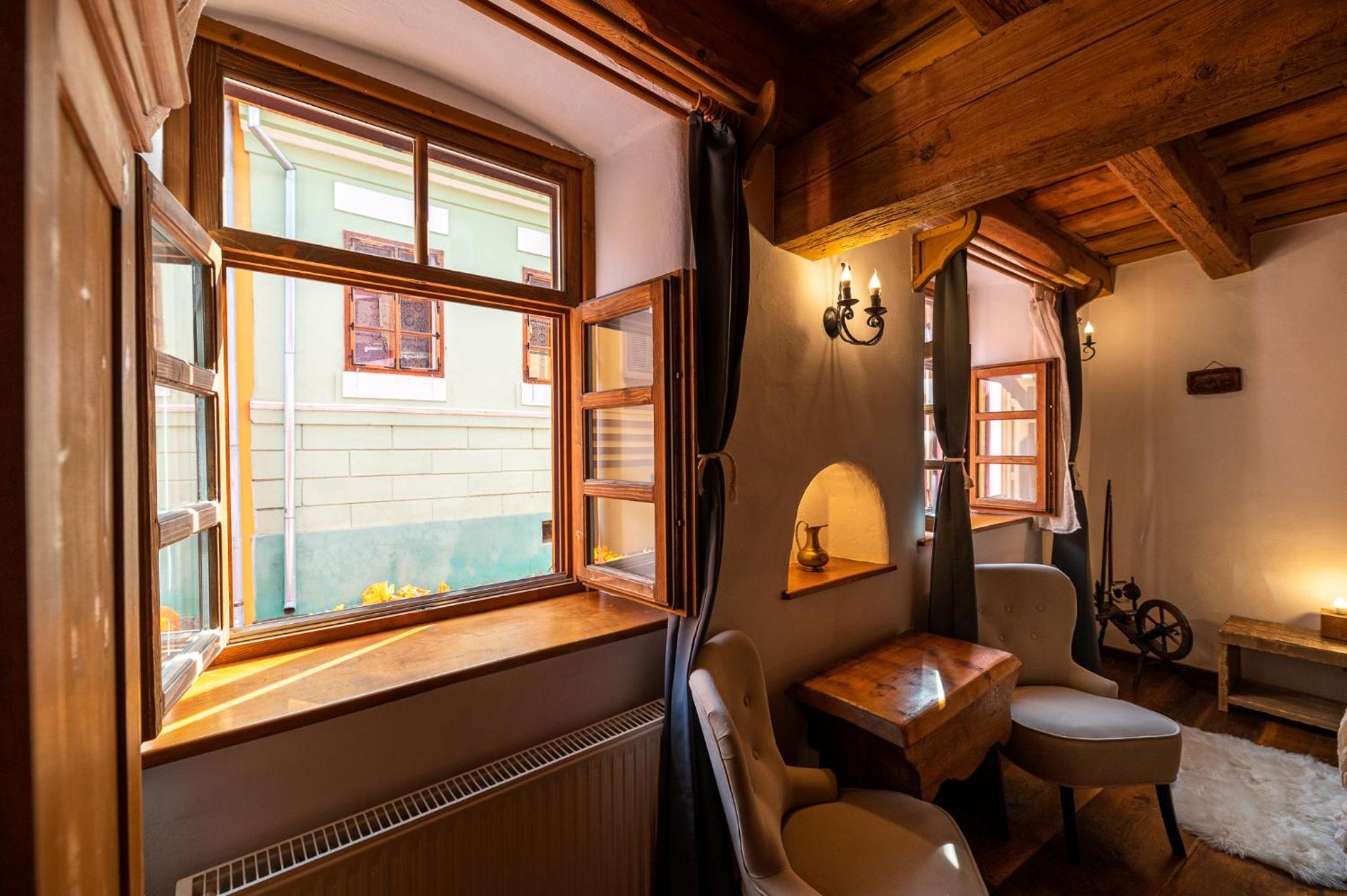 Deluxe Double Room with Canopy (2 Adults + 1 Child) - Photo 26