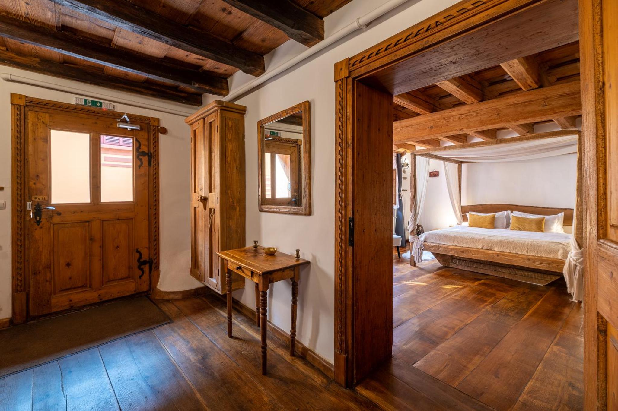 Deluxe Double Room with Canopy (2 Adults + 1 Child) - Photo 3