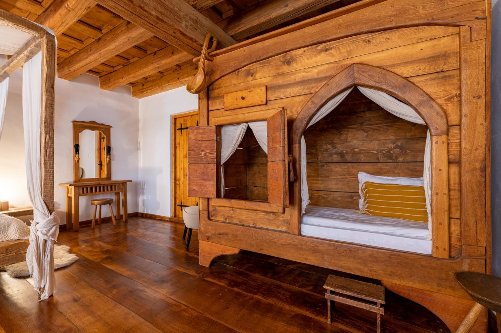 Deluxe Double Room with Canopy (2 Adults + 1 Child) - Photo 32