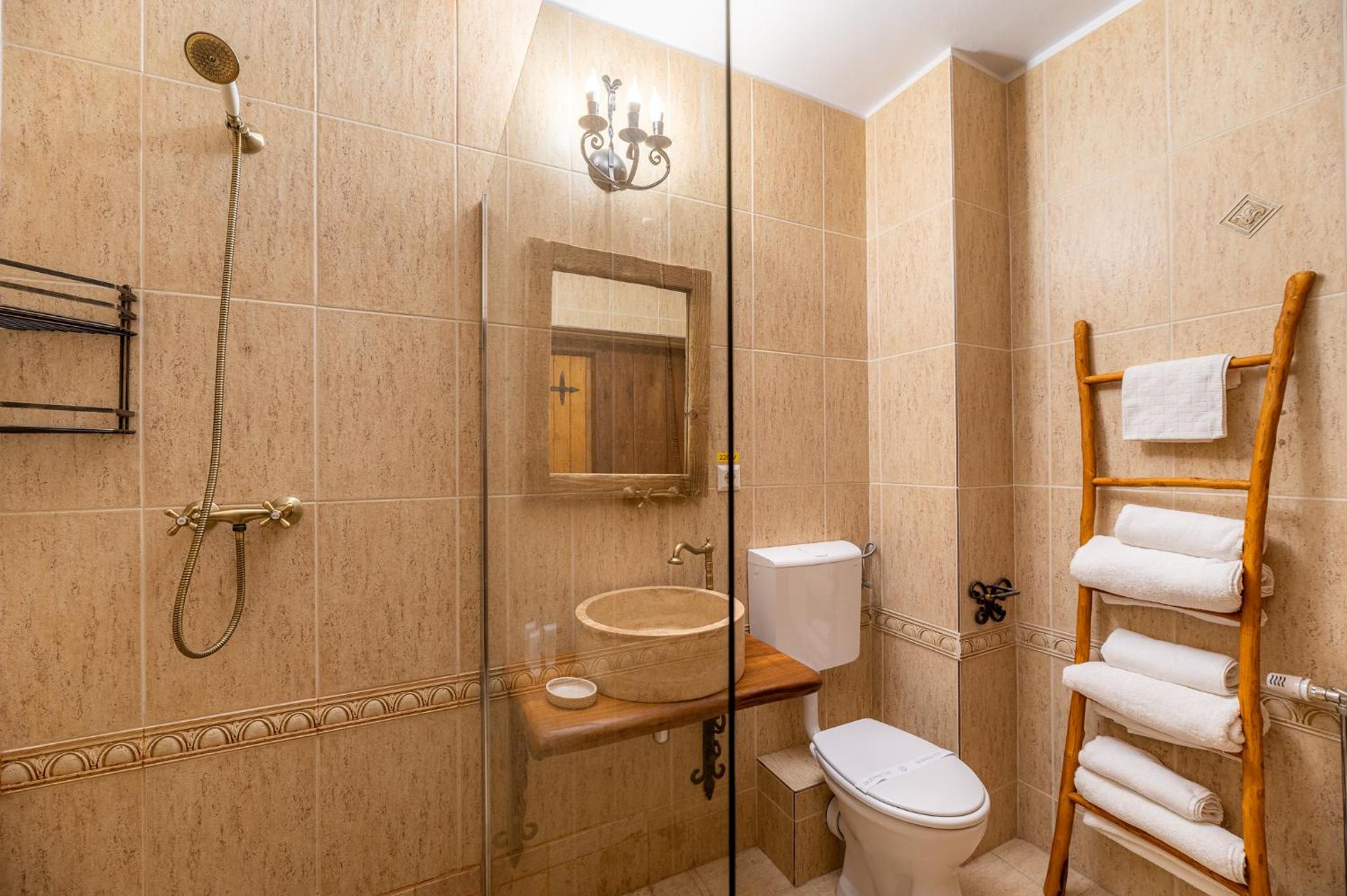 Deluxe Double Room with Canopy (2 Adults + 1 Child) - Photo 2