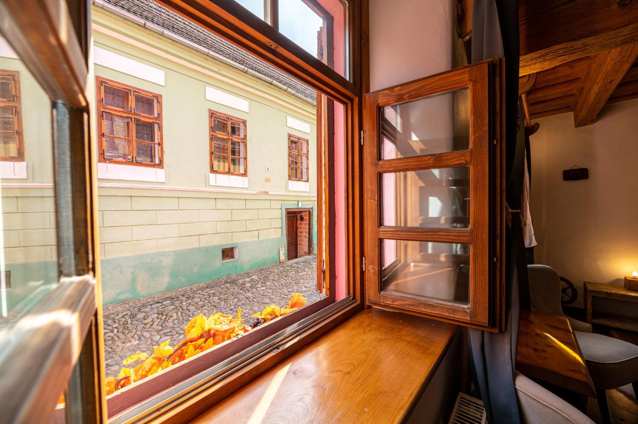 Deluxe Double Room with Canopy (2 Adults + 1 Child) - Photo 20