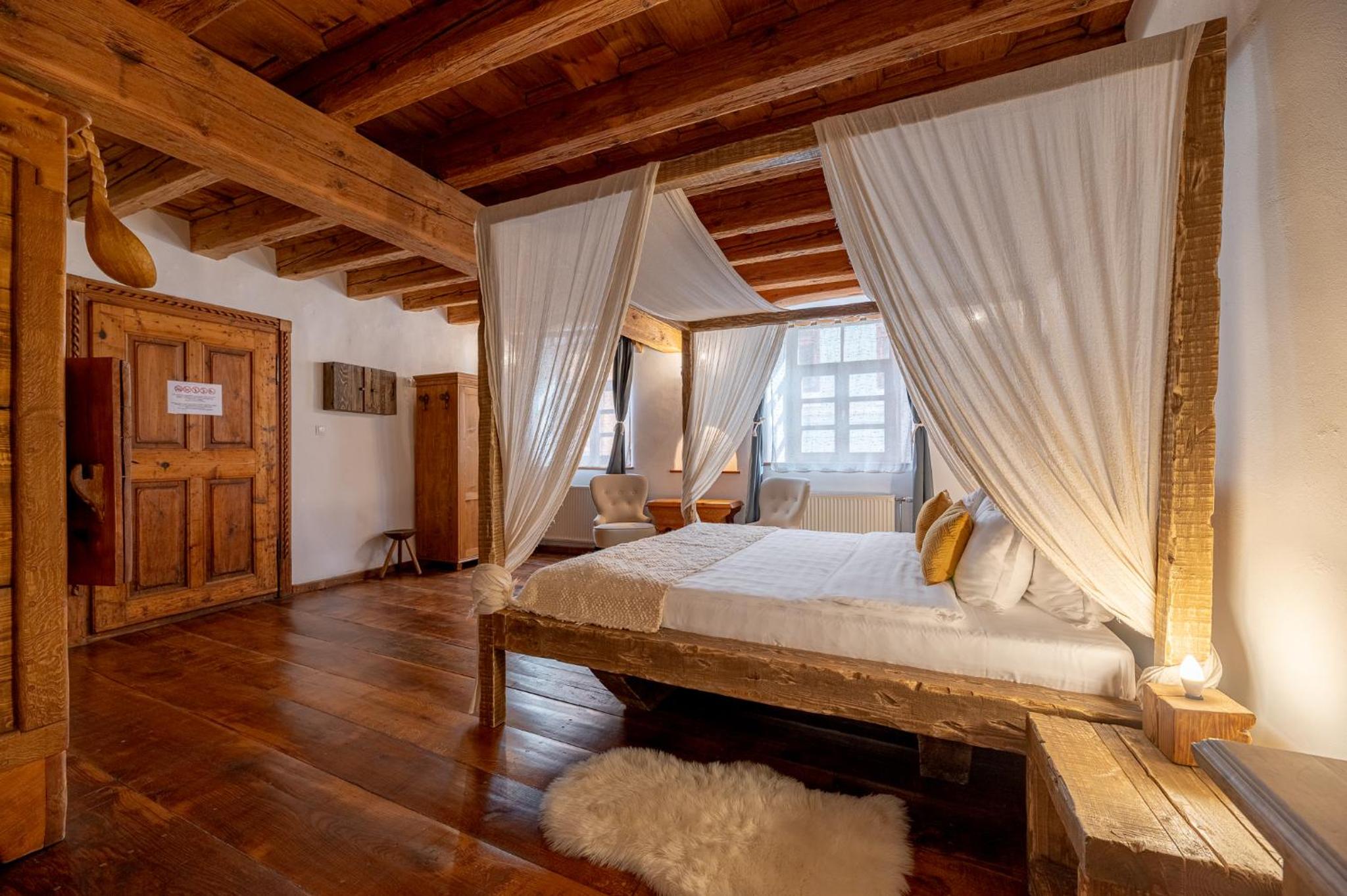 Deluxe Double Room with Canopy (2 Adults + 1 Child) - Photo 6