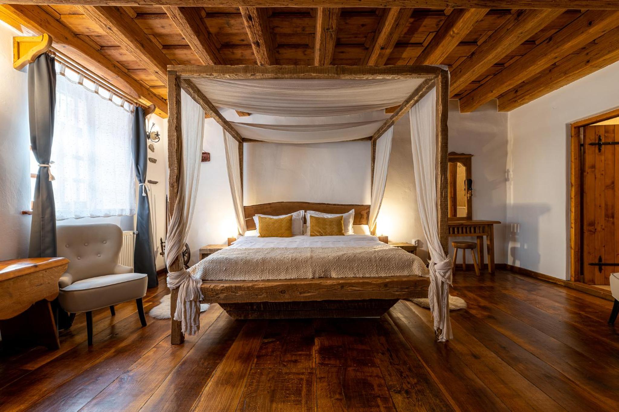Deluxe Double Room with Canopy (2 Adults + 1 Child) - Photo 7