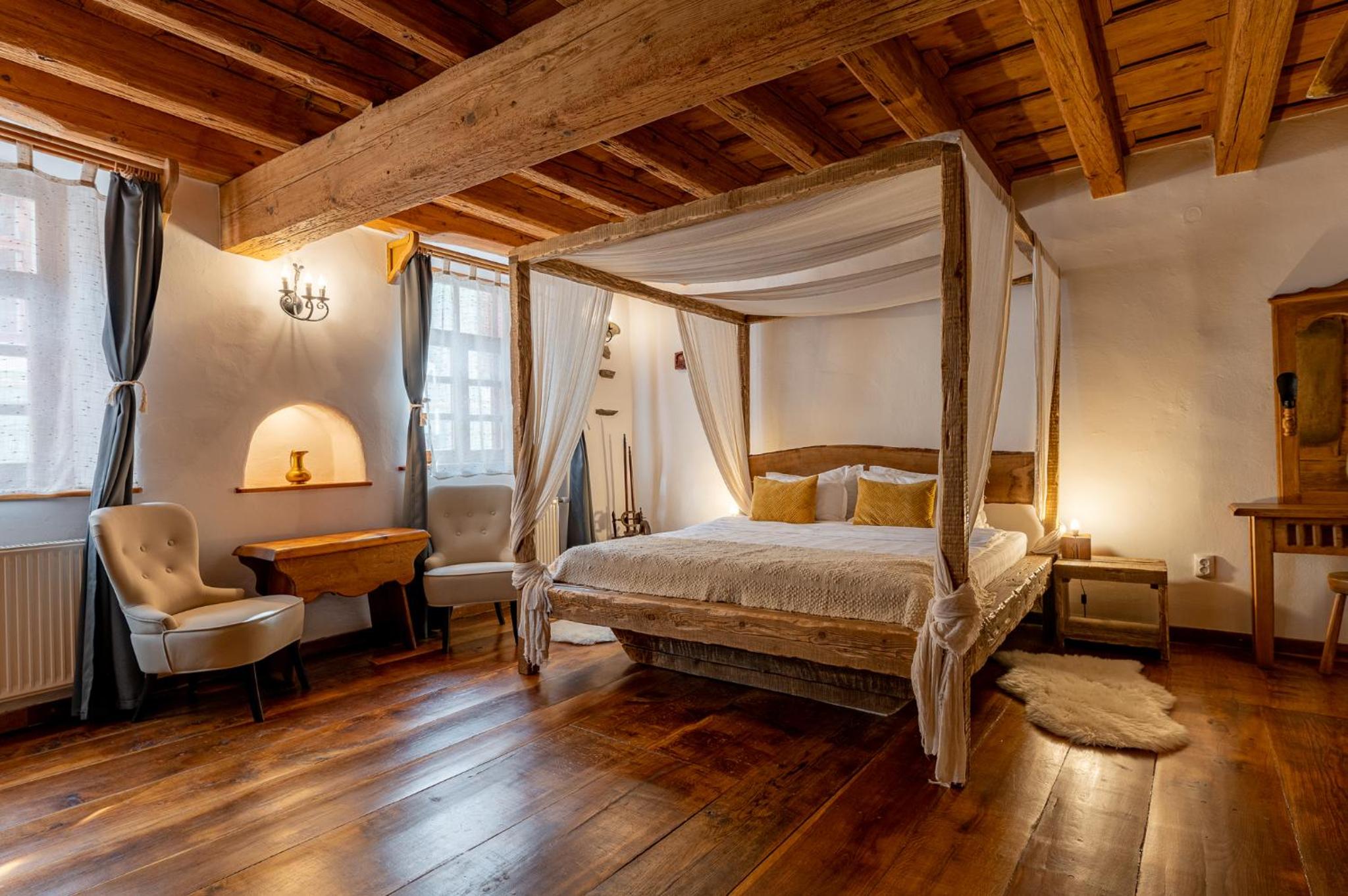 Deluxe Double Room with Canopy (2 Adults + 1 Child) - Photo 10