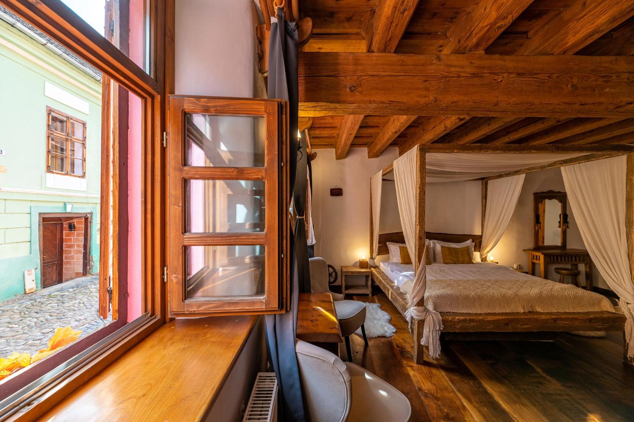 Deluxe Double Room with Canopy (2 Adults + 1 Child) - Photo 5