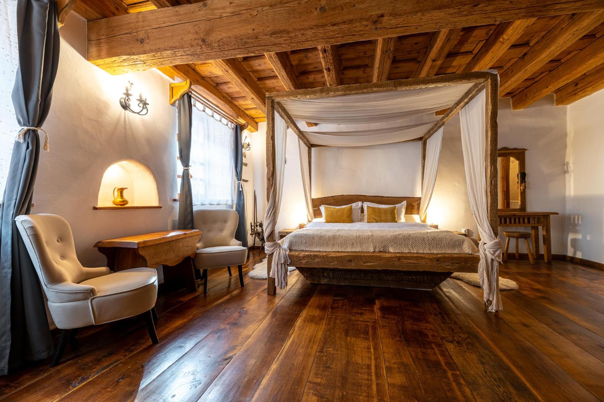Deluxe Double Room with Canopy (2 Adults + 1 Child) - Photo 4