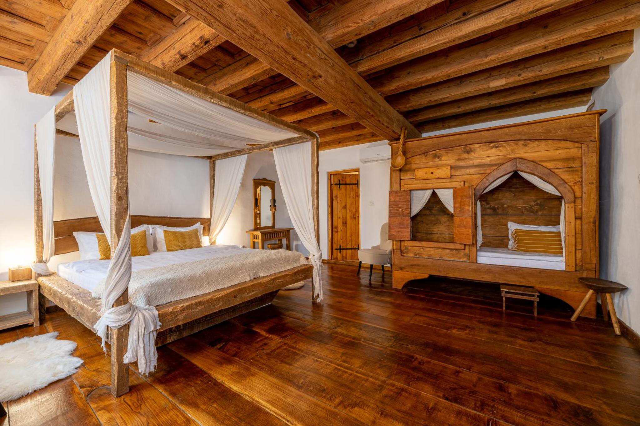 Deluxe Double Room with Canopy (2 Adults + 1 Child) - Photo 1