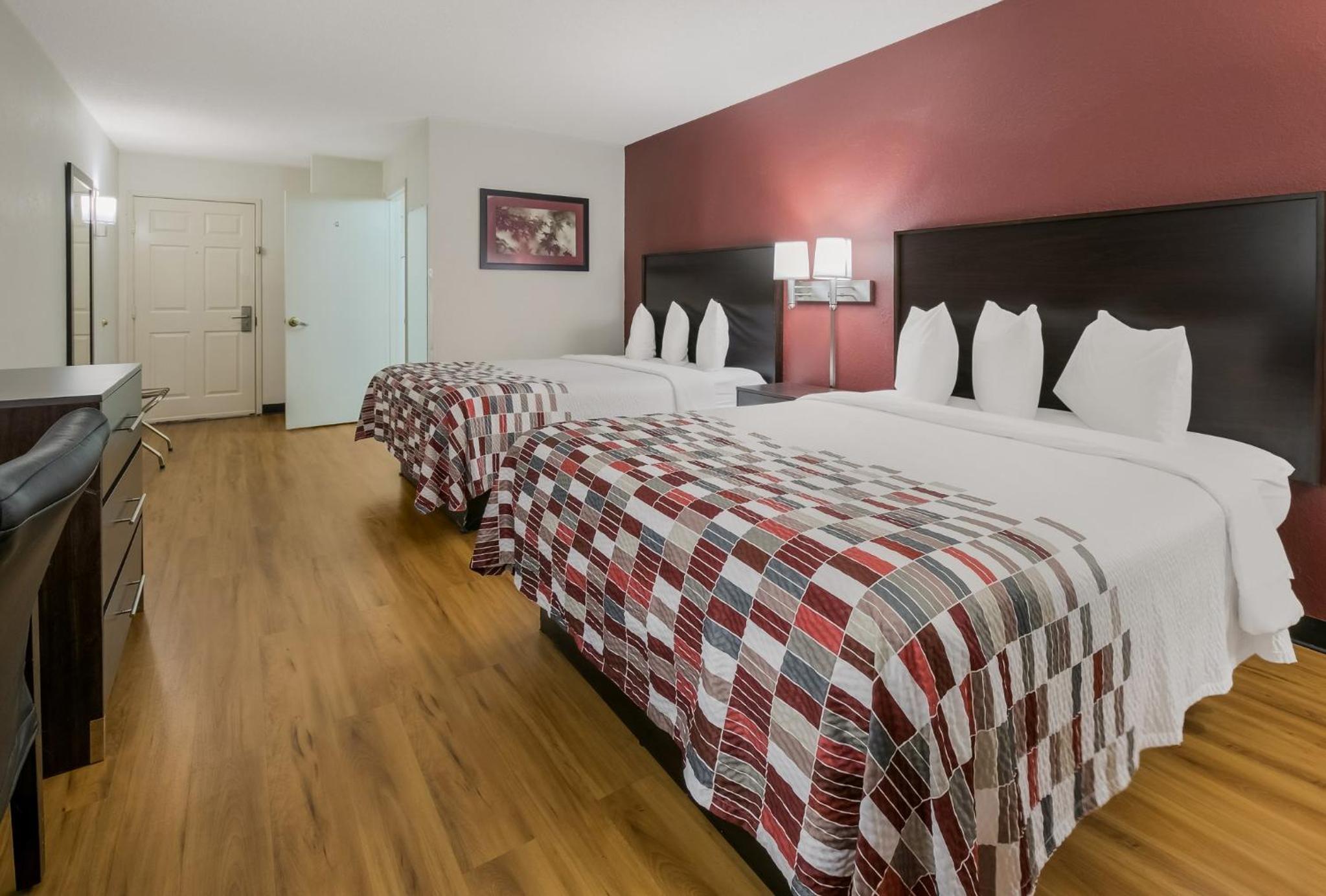 Deluxe Queen Room with Two Queen Beds - Non-Smoking - Photo 3
