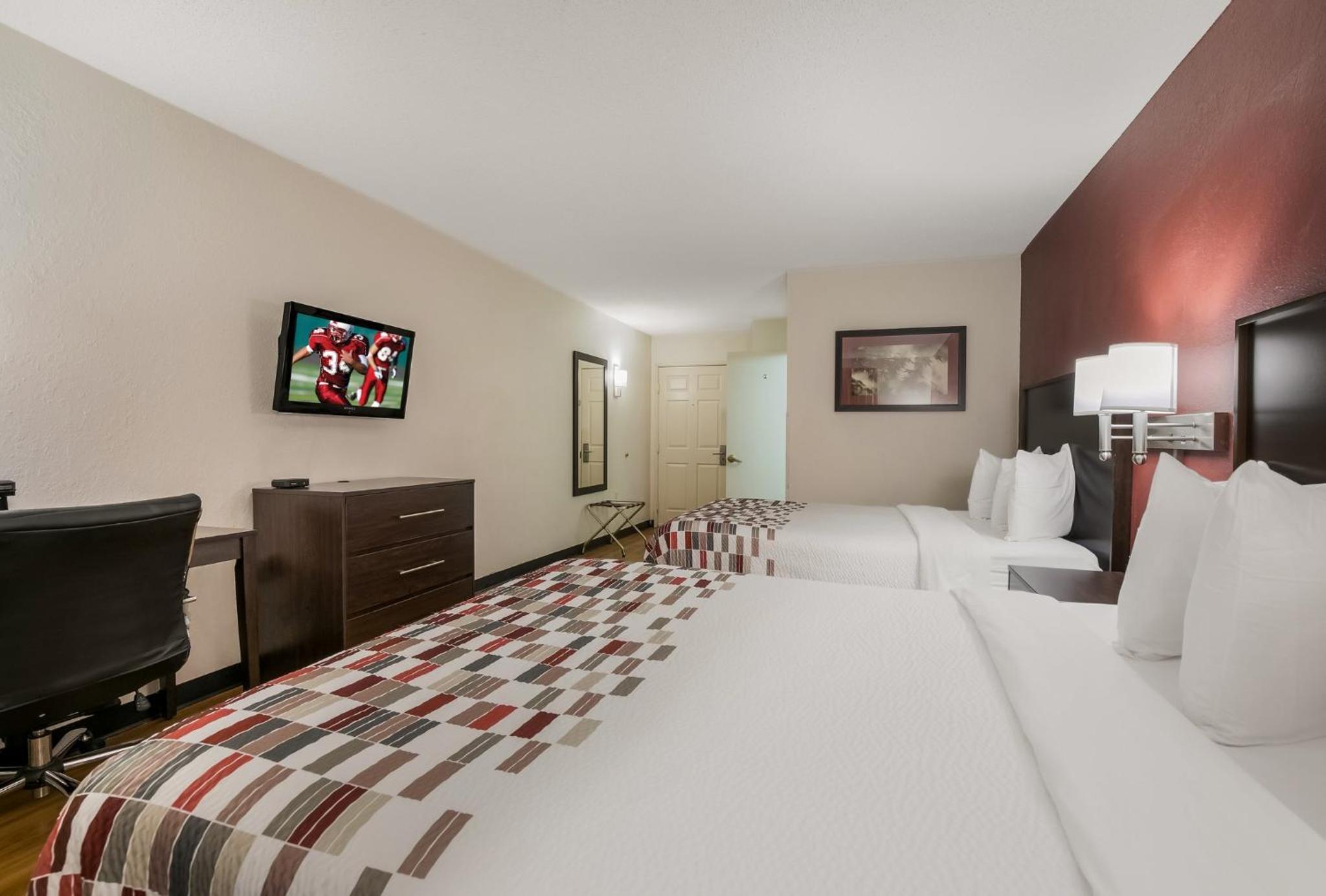 Deluxe Queen Room with Two Queen Beds - Non-Smoking - Photo 2