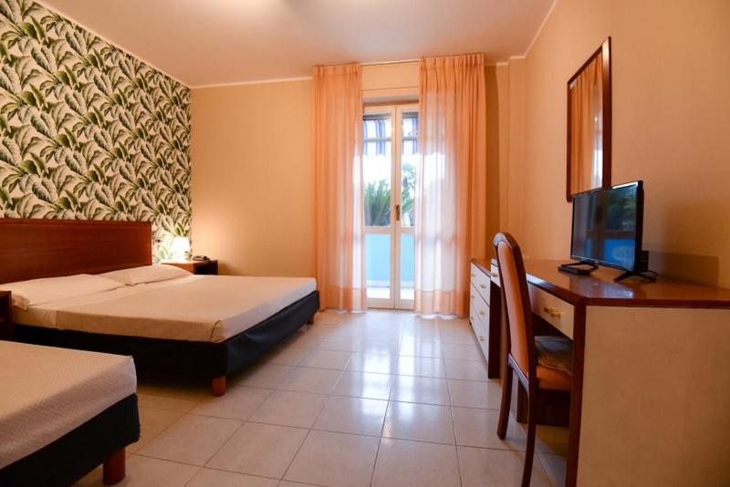 Triple Room with Balcony - Photo 14