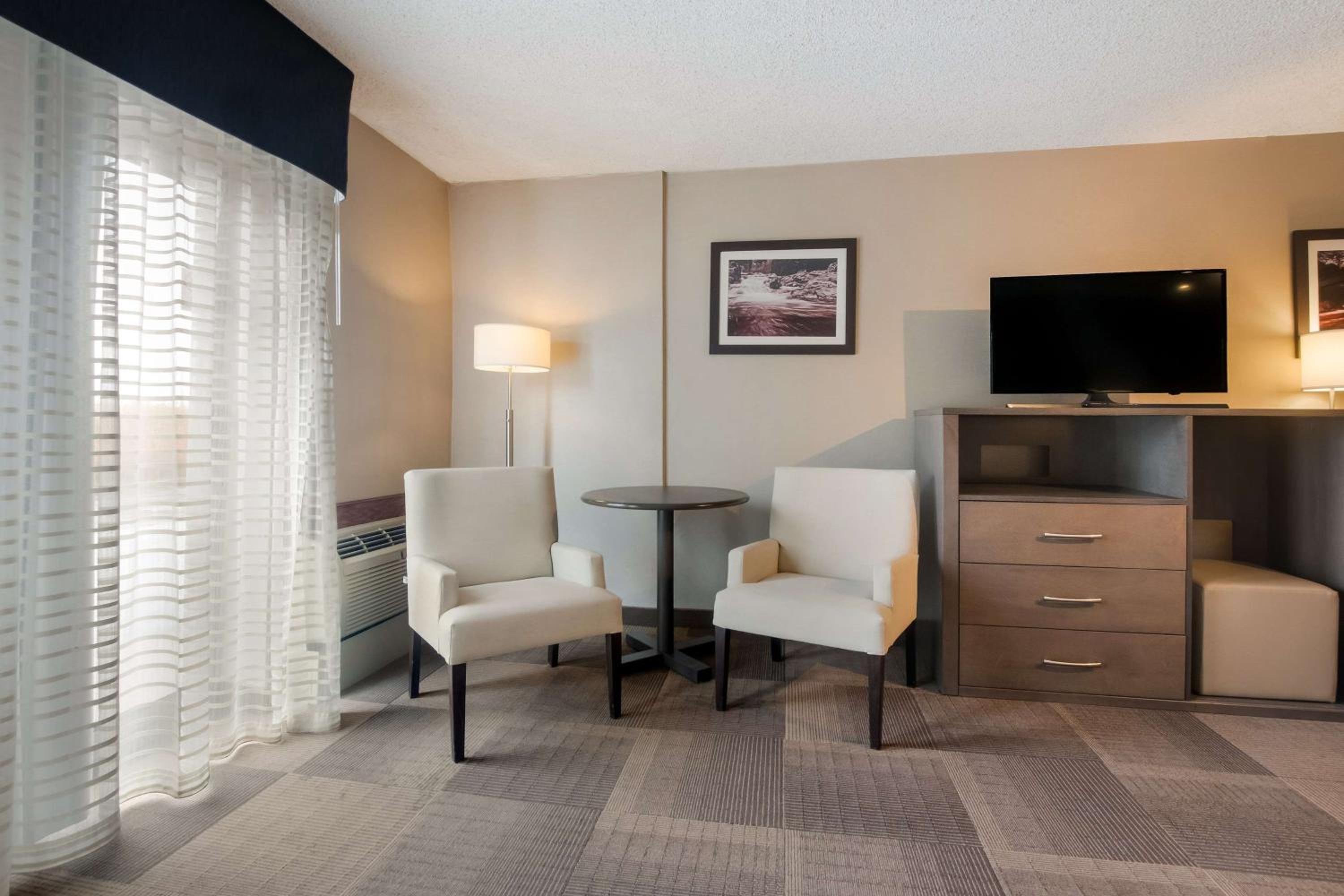 King Room with Sofa Bed - Non-Smoking - Photo 3