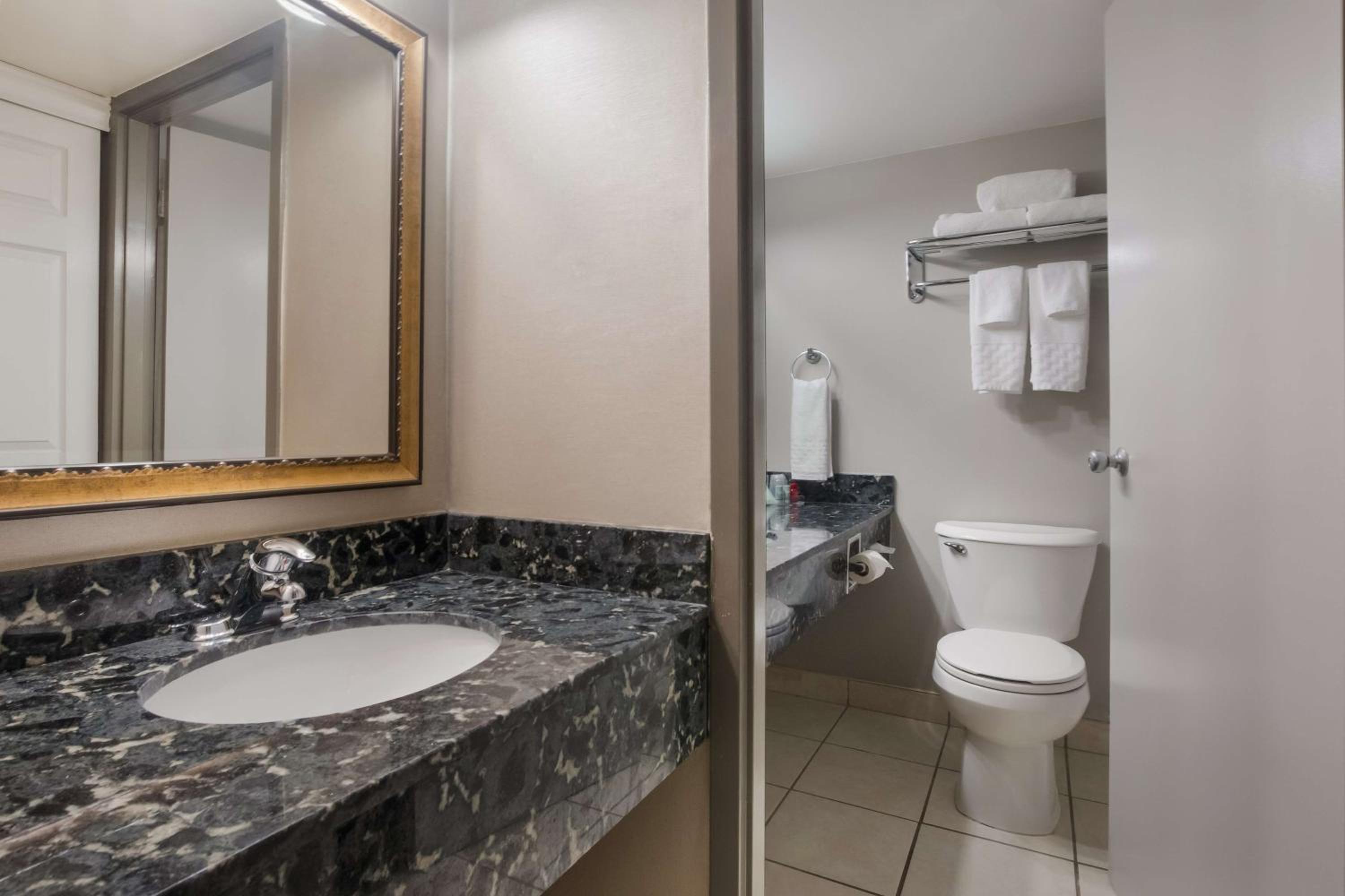 Executive King Room - Non-Smoking - Photo 2