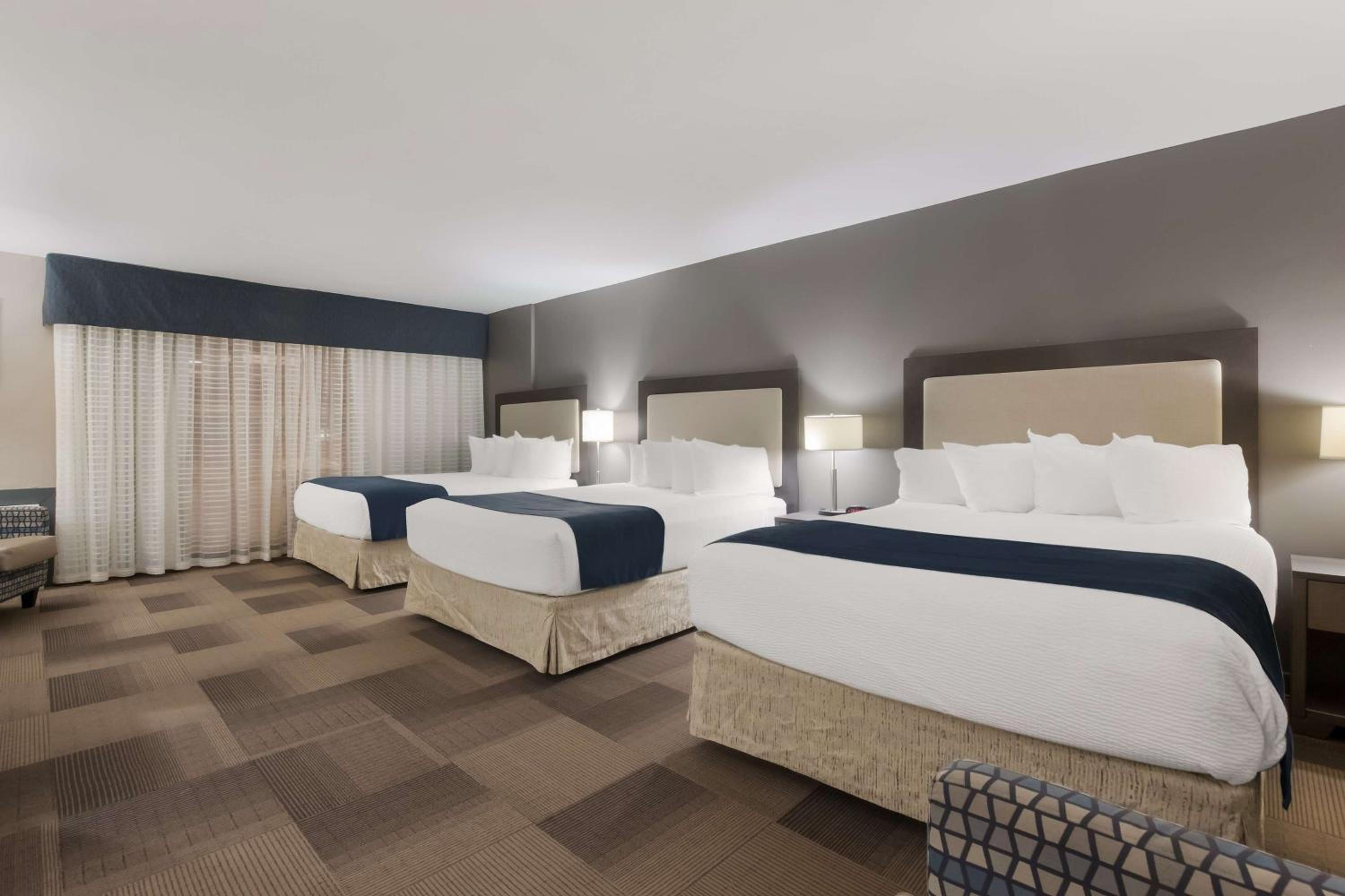 Queen Room with Three Queen Beds - Non-Smoking photo 1