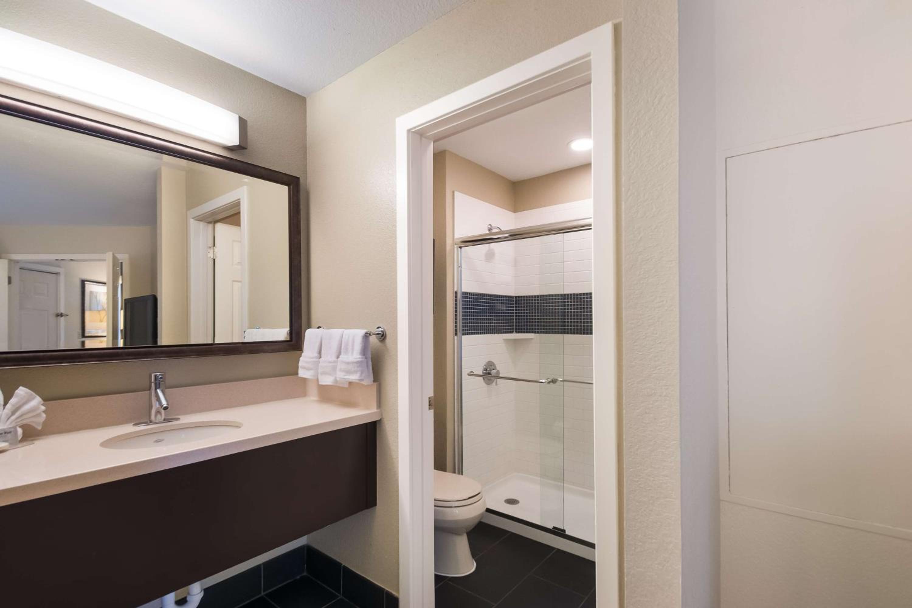 Two-Bedroom Suite with King and Two Double Beds - Photo 4