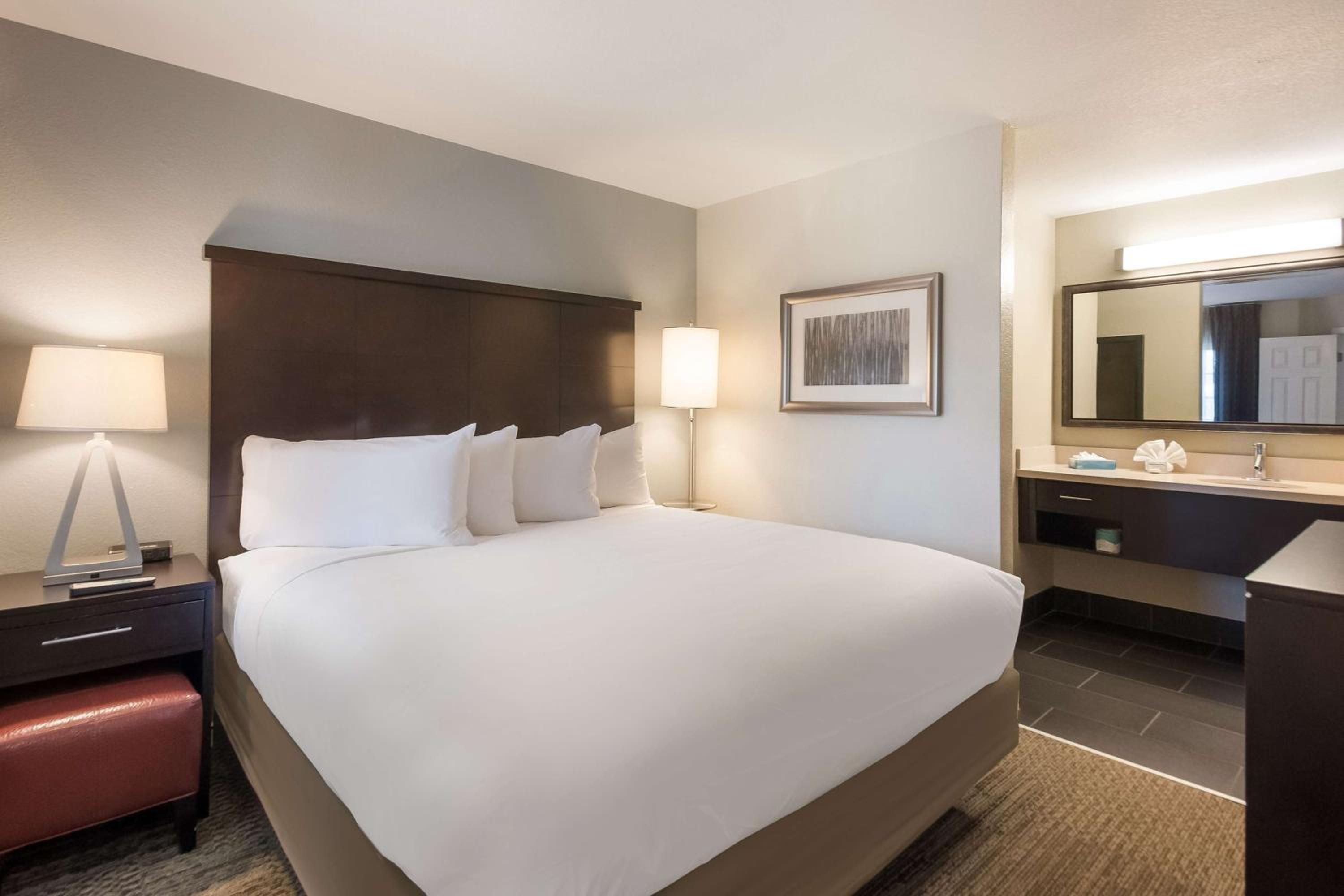 Two-Bedroom Suite with King and Two Double Beds - Photo 2